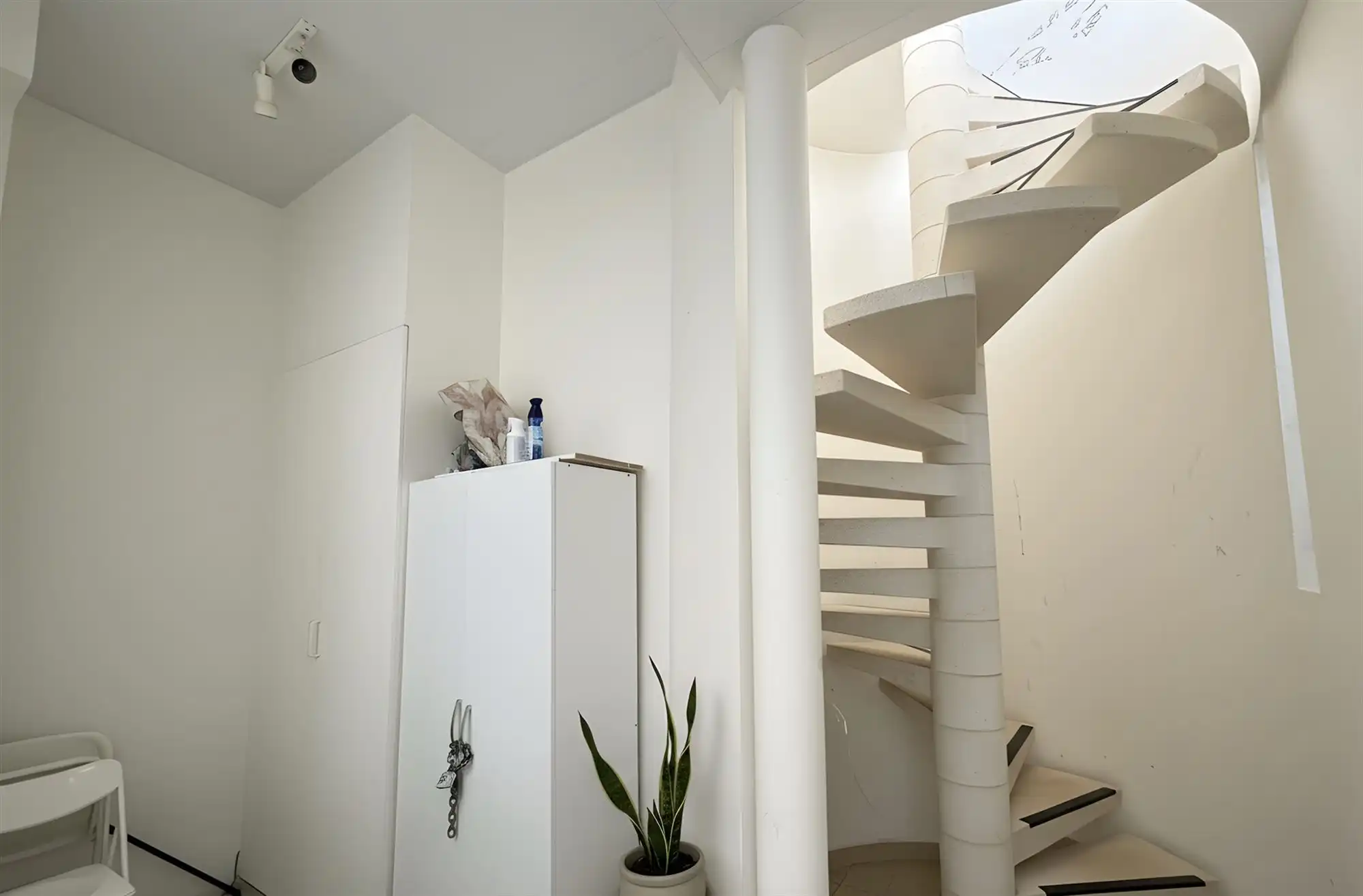 Opbrengsteigendom met 6 studentenkamers en commercieel. foto 2