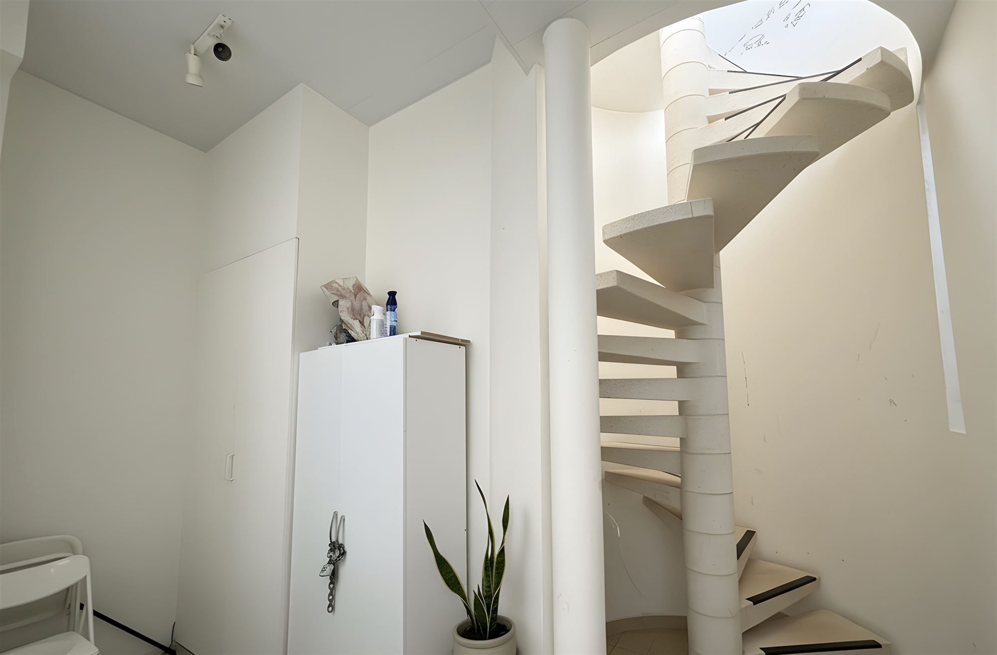 Opbrengsteigendom met 6 studentenkamers en commercieel. foto 2