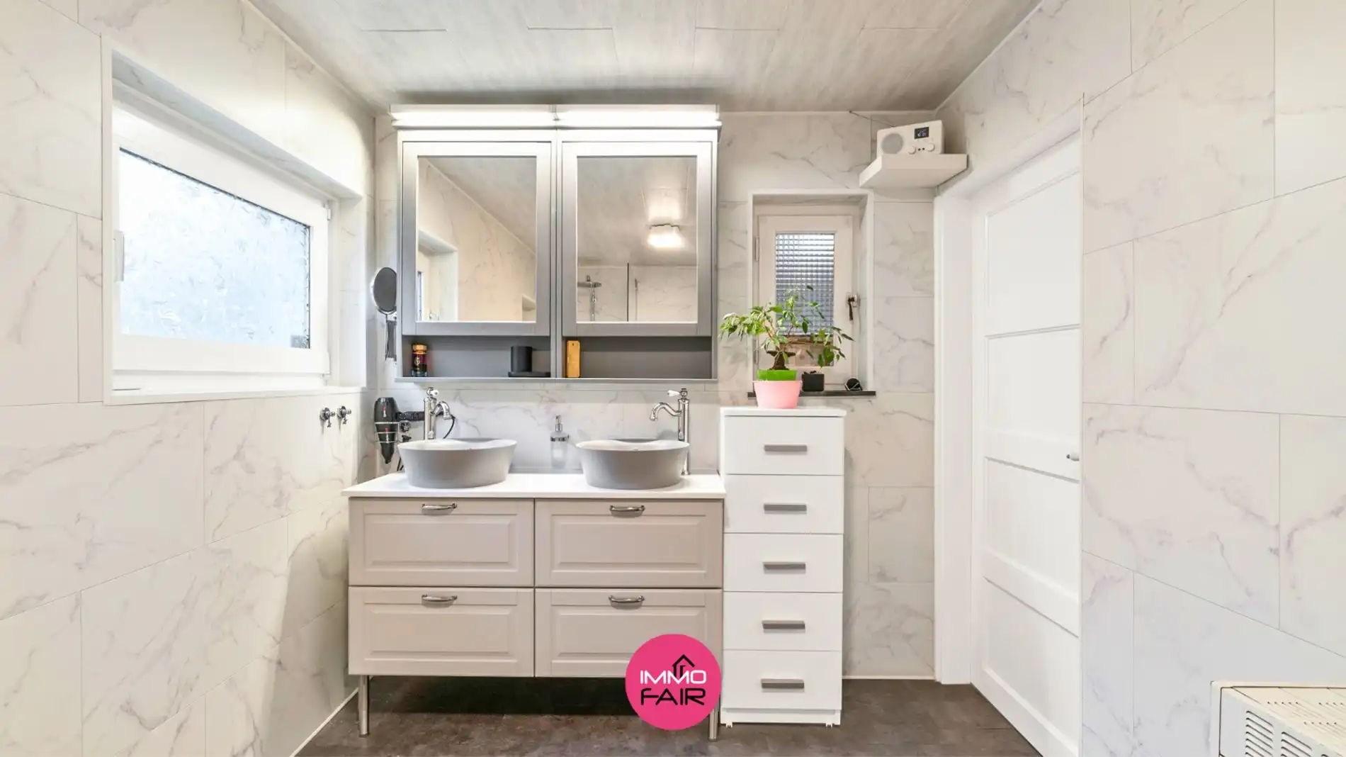 Gezinswoning met authentieke elementen in centrum Lanaken! foto 8