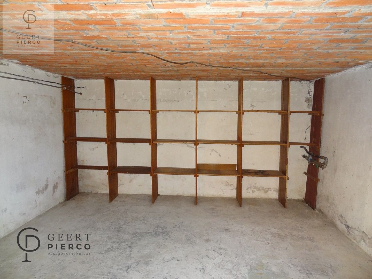 Centraal tussen Hasselt en Sint-Truiden, treffen we aan de Steenweg 56 te Alken deze te renoveren woning met drie slaapkamer, garage en tuin op een perceel van 8a03ca (breedte perceel circa 22m). foto 25