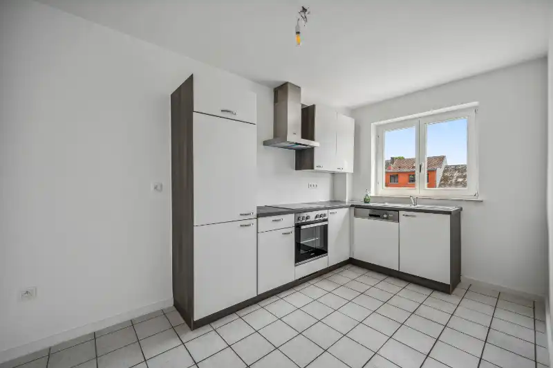 Ruim appartement op de 2 de verdieping foto 2