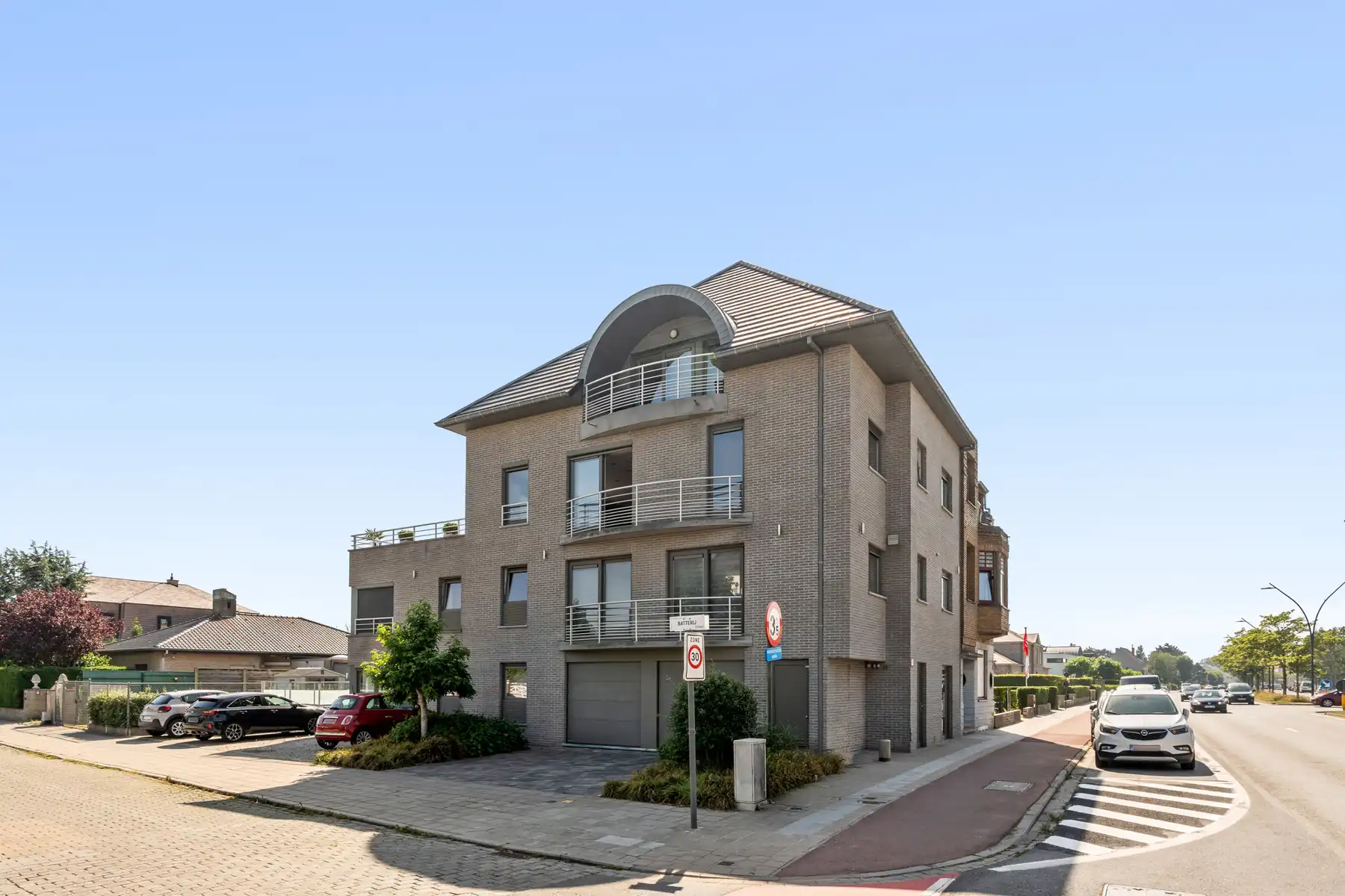 Instapklaar gelijkvloers appartement met tuin en garage foto 2