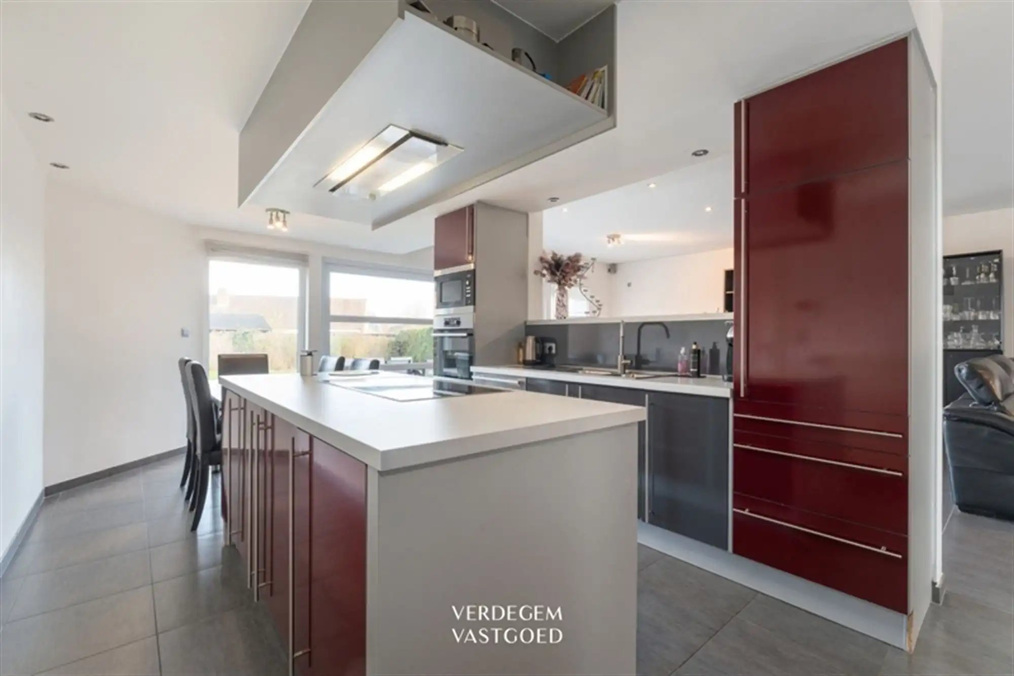 Ruime gezinswoning met 4 slaapkamers, garage en tuin in rustig straatje foto 5