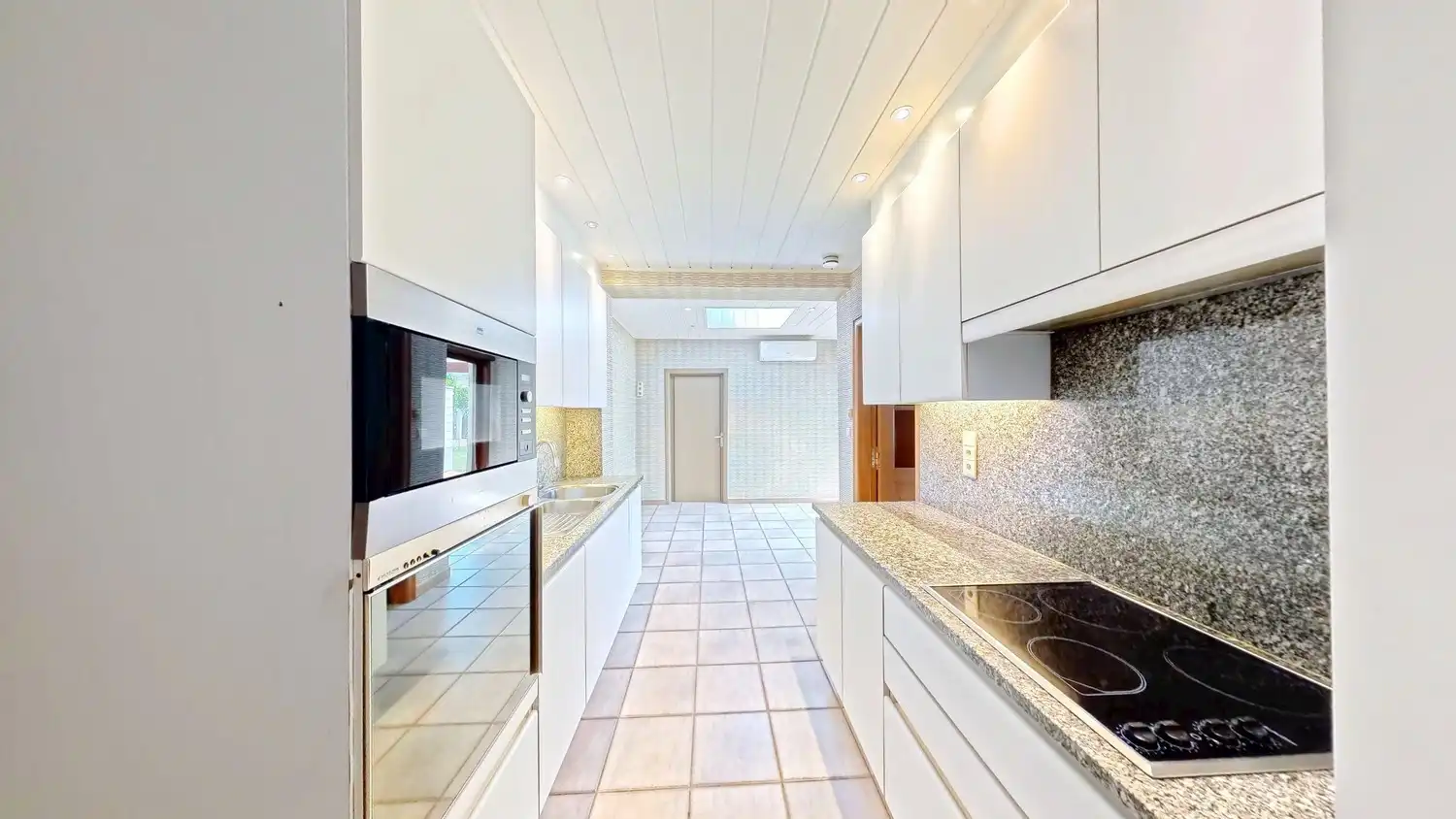 Ruime halfopen woning met garage te koop! foto 5