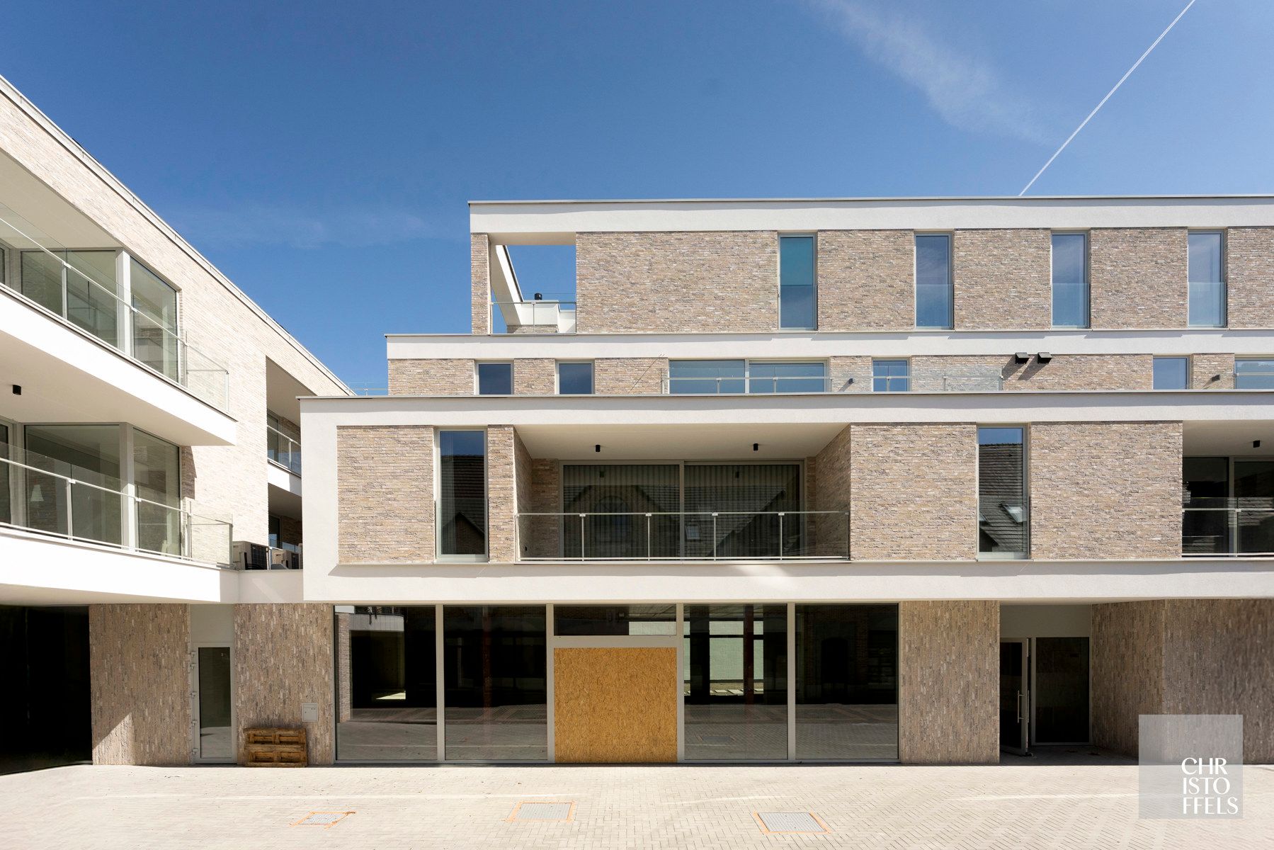TE HUUR - Nieuwbouw 2-slaapkamerappartement in hartje Lanaken! foto {{pictureIndex}}