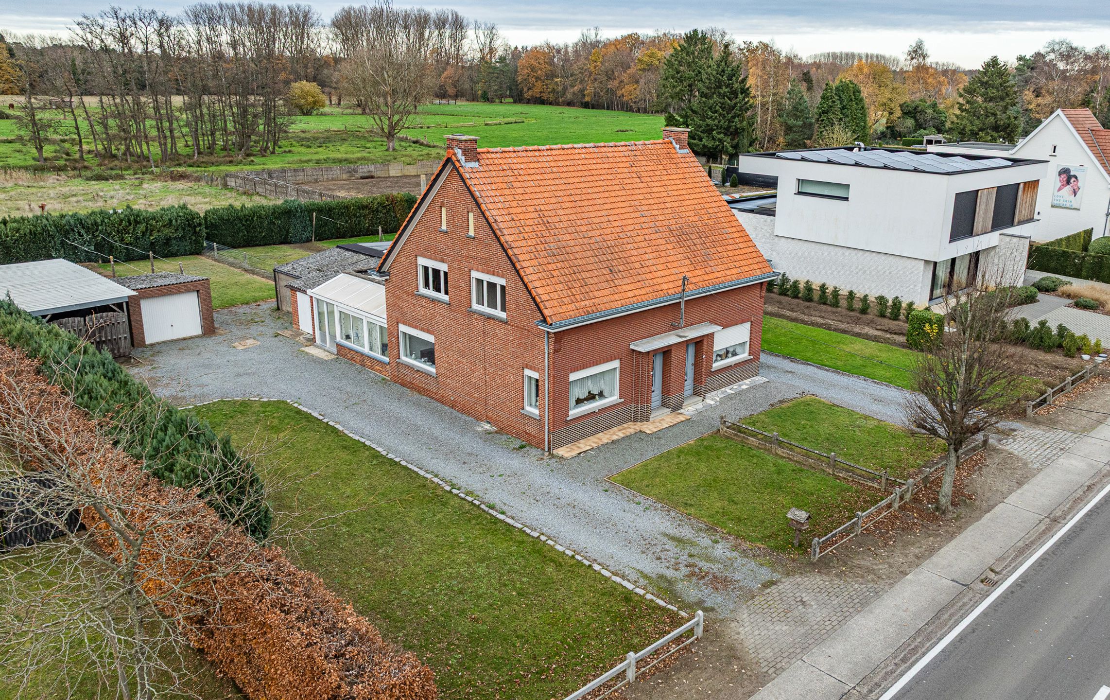 Woning in half-open bebouwing op 8 are foto 8
