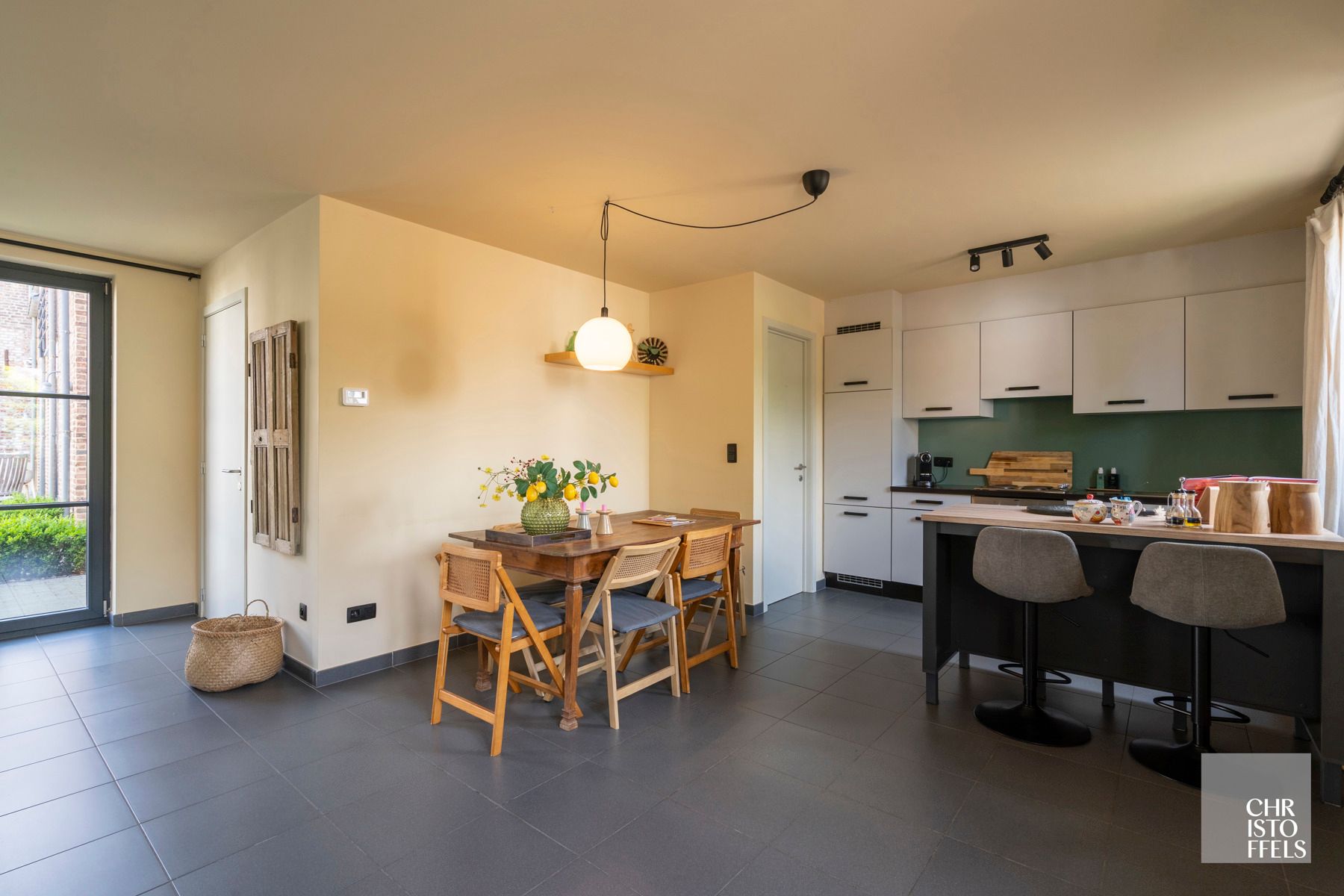 Instapklare woning in charmante Vierkantshoeve te Bilzen! foto 6