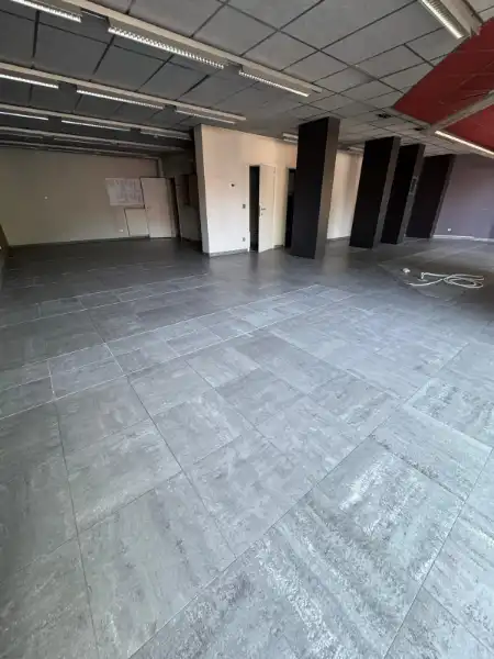 Handelspand van 122 m² in Genk-centrum, tegenover Shopping 1 foto 5