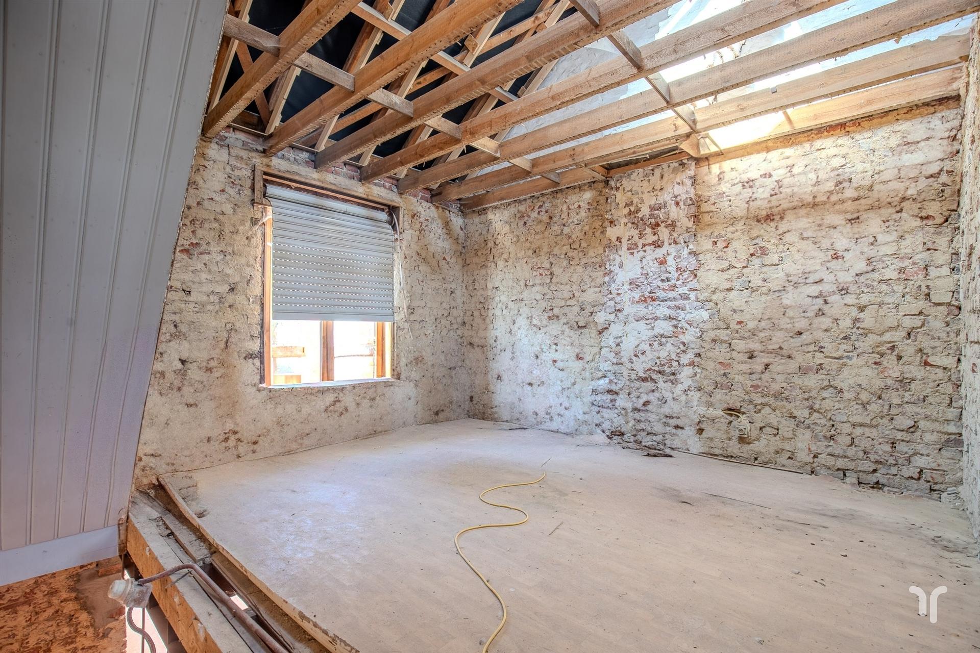 Ruime woning in heropbouw met nieuwe aanbouw. foto 6