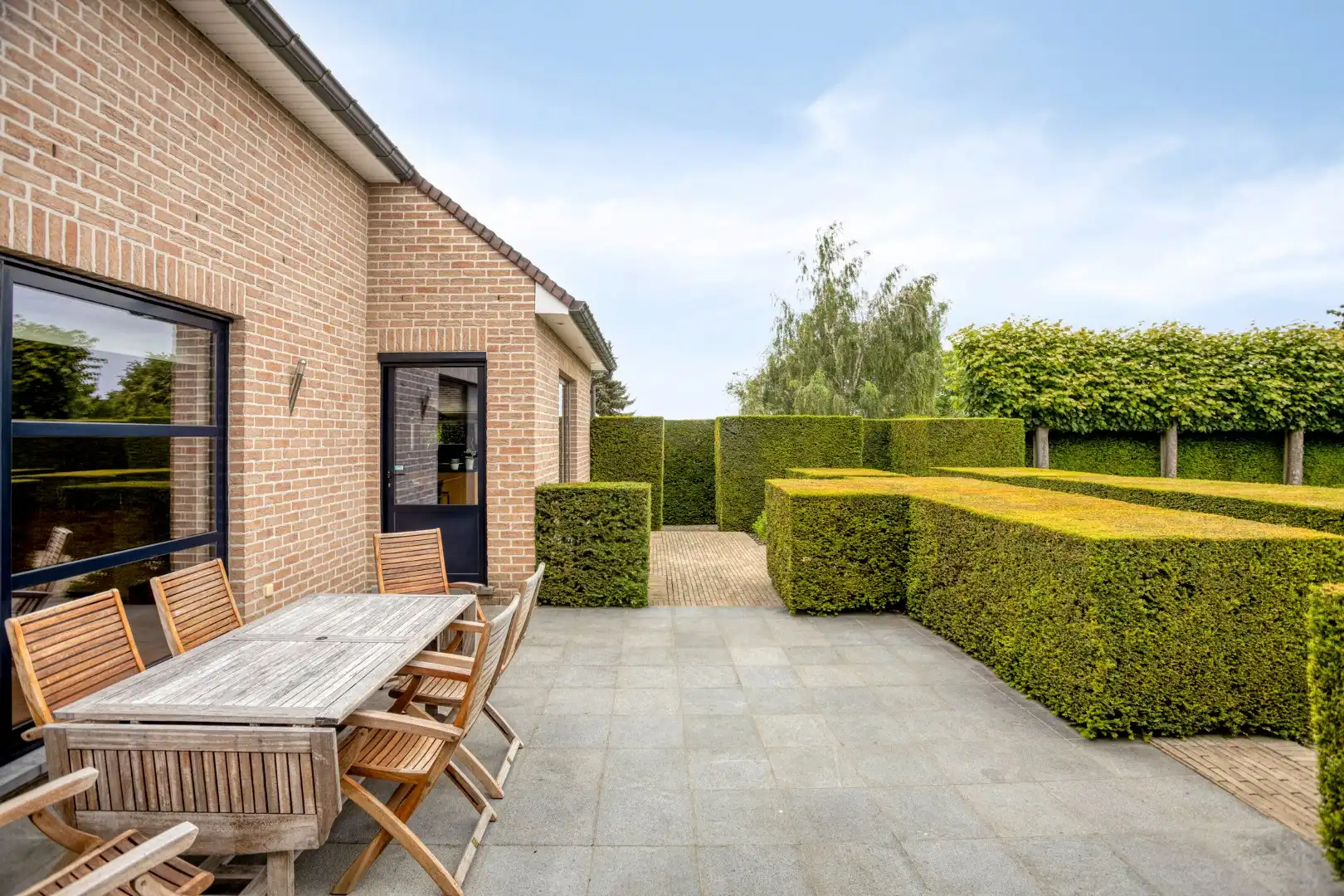 Landelijk en stijlvol wonen in alle rust – Ruime villa met fraai aangelegde tuin foto 3