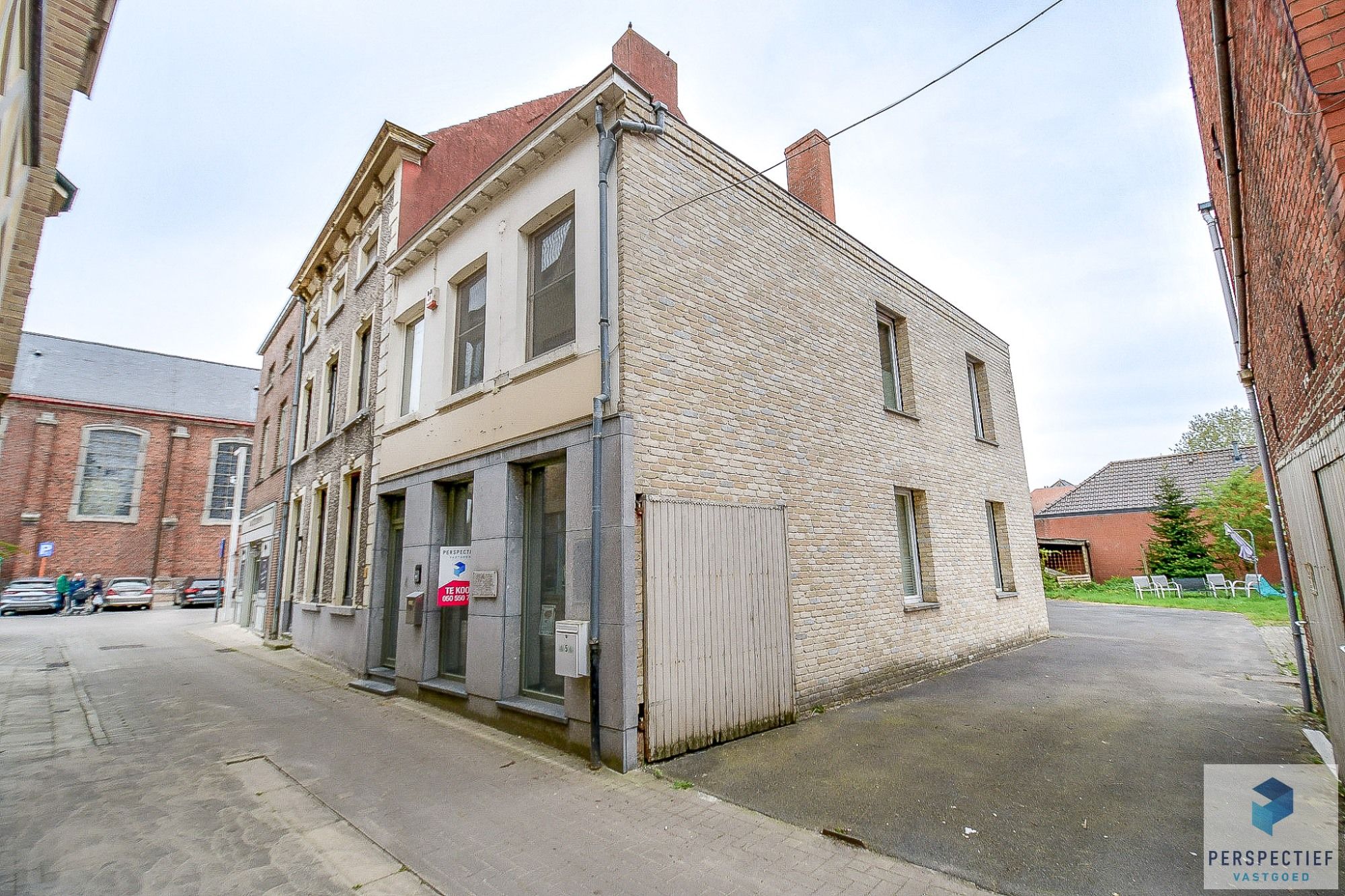 Hoofdfoto van de publicatie: Ruim woning bestaande uit winkel en woonst  in centrum Oedelem