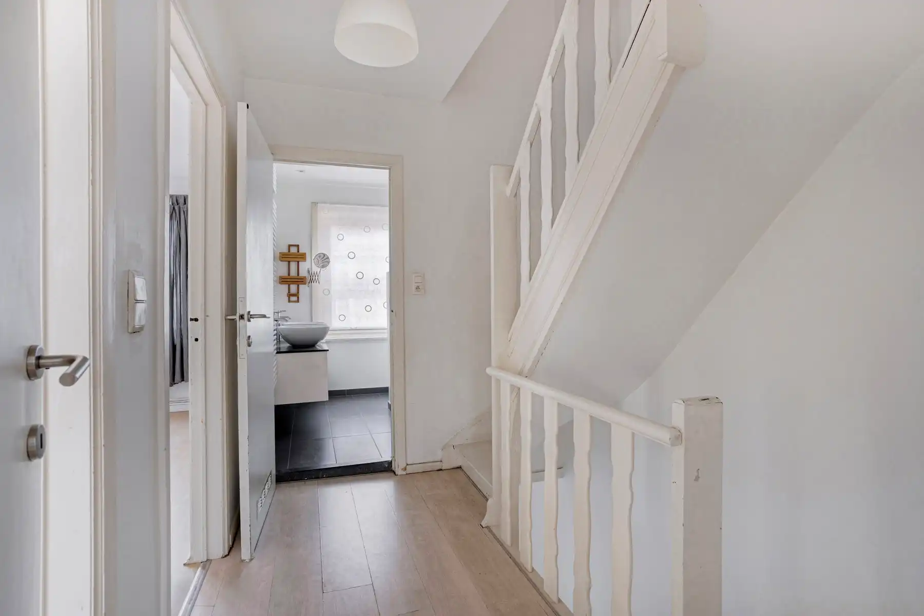 Goed gelegen woning met 4 slaapkamers, tuin en garage foto 12