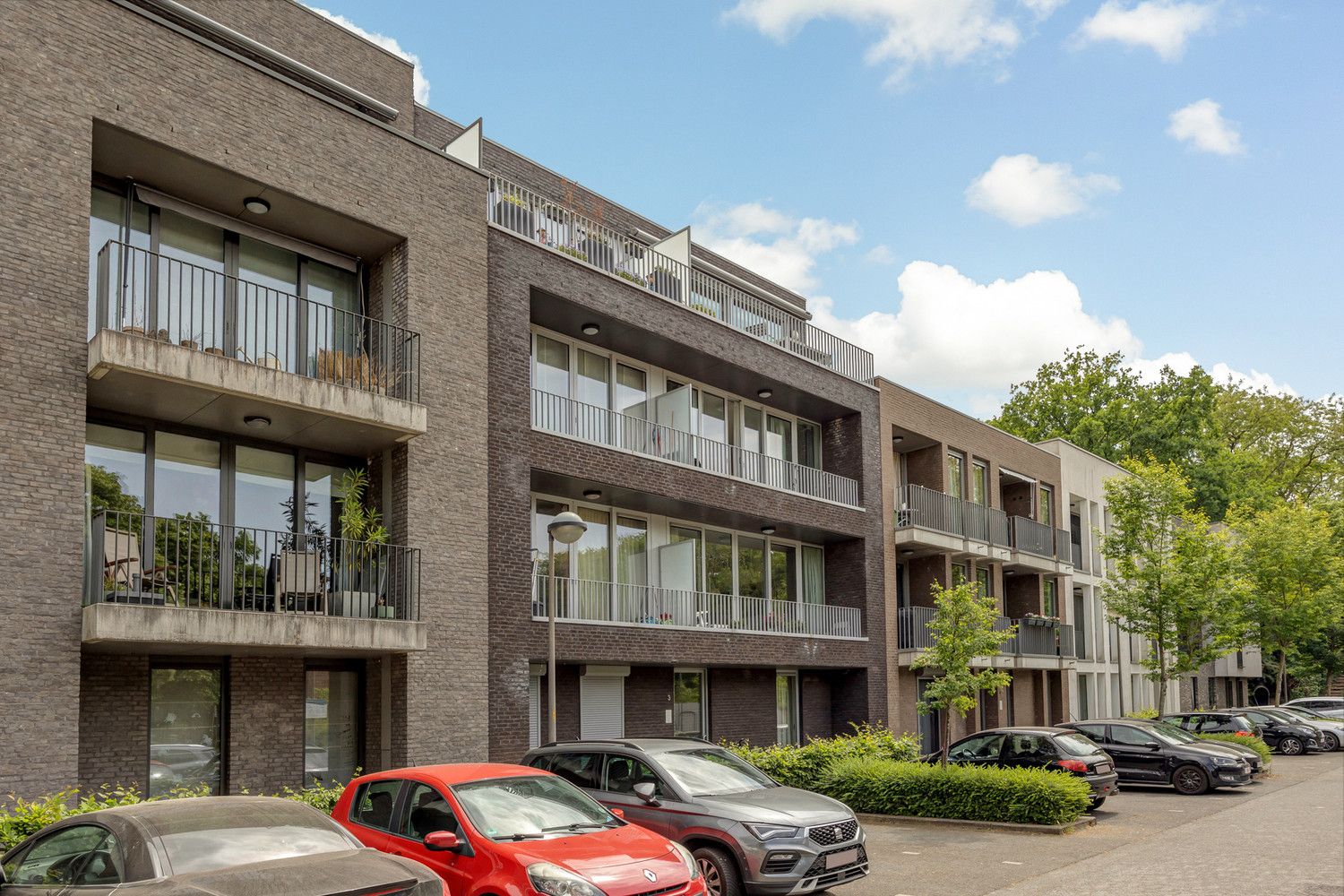 Energiezuinig (EPC A!) en verhuurd 2 slk-appartement (90m²) in een kwaliteitsvol en recent gebouw op de grens Mortsel/Berchem met optionele ondergrondse parking foto 2