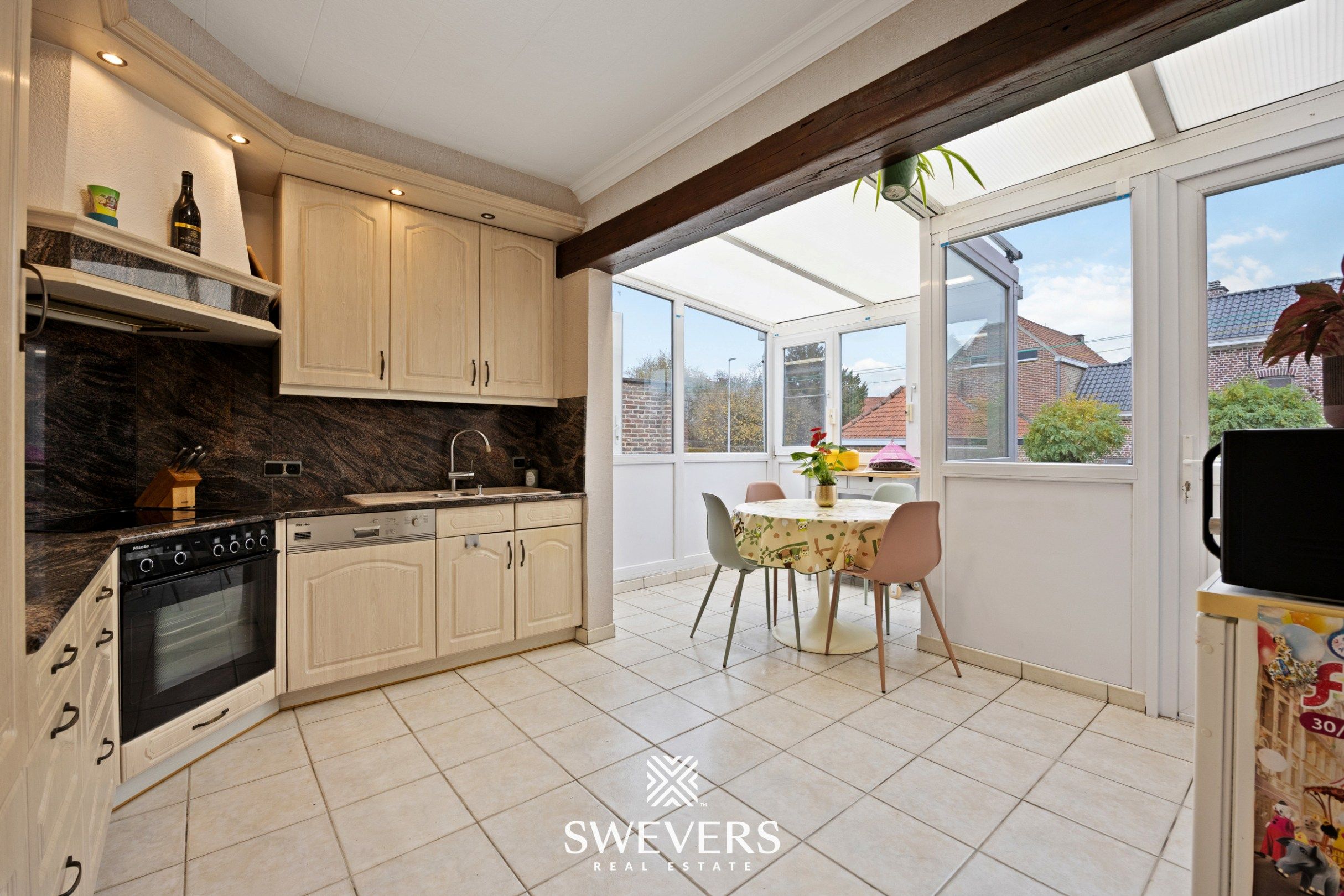 Open bebouwing met 3 slaapkamers en garage in rustige straat foto 10