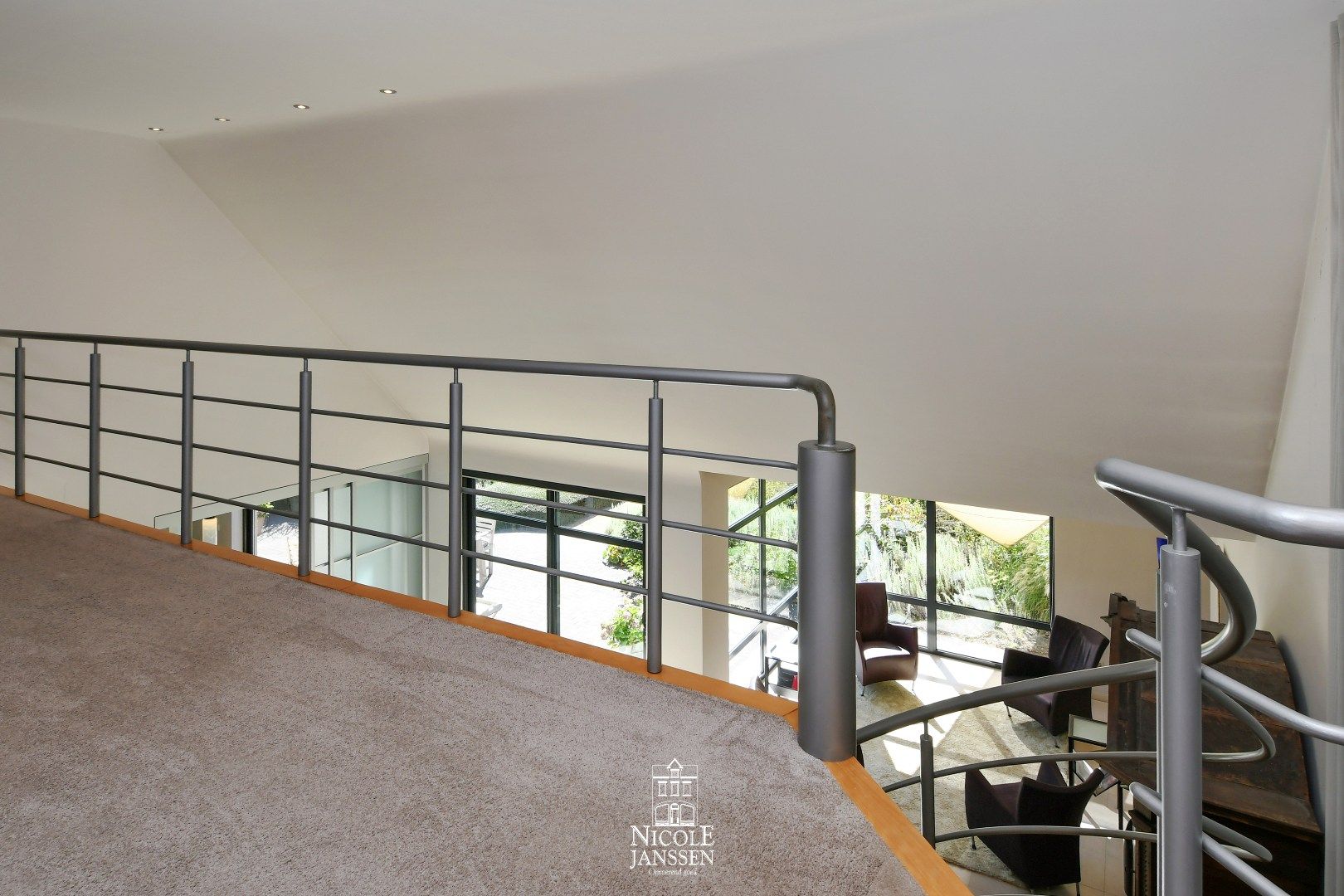 Vrijstaande woning met mooi verzorgde tuin en zwembad  foto 15