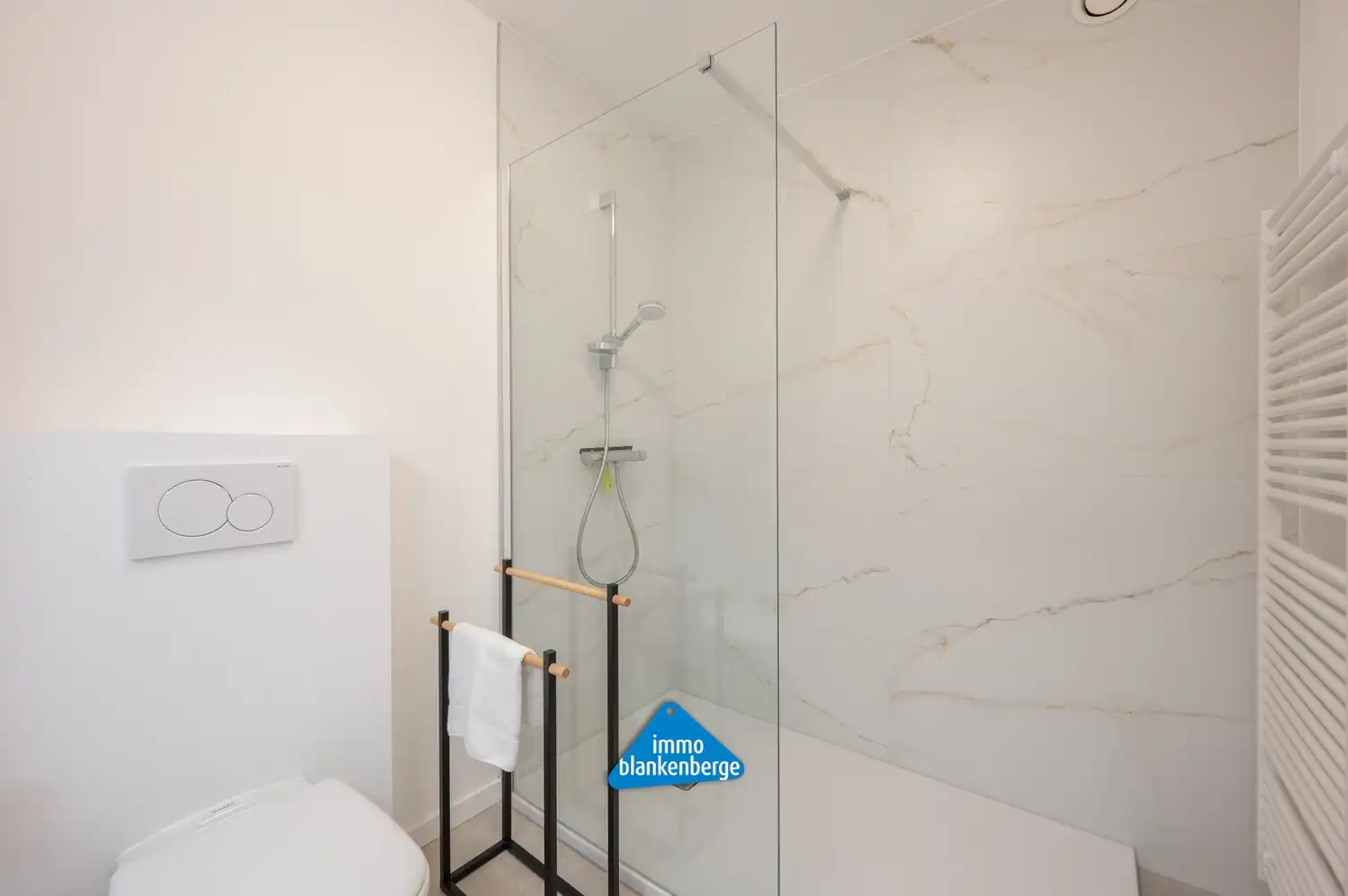 Gemeubelde exclusieve penthouse met garage, twee slaapkamers en terras foto 12