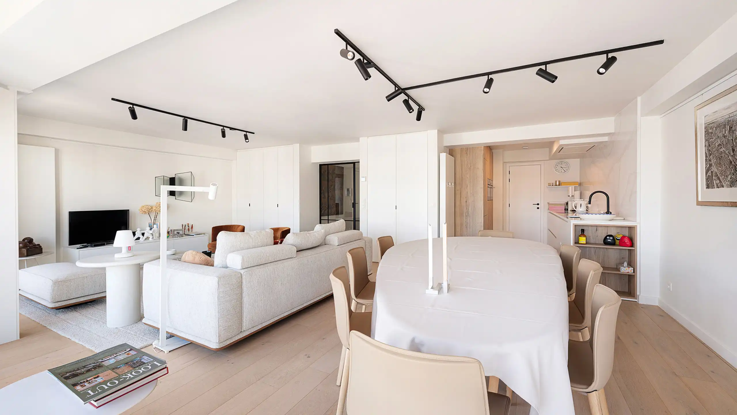 Lichtrijk gerenoveerd appartement met open zichten foto 12