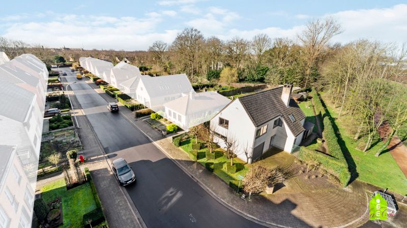 Sint-Andries,Recent gerenoveerde (2021) RUIME(350 m² beb opp) , ENERGIEZUINIG  VILLA met 5 grote slaapkamers en 2 badkamers.  Grote oprit met ruime PARKING mogelijkheid, grote omheinde tuin. foto 1