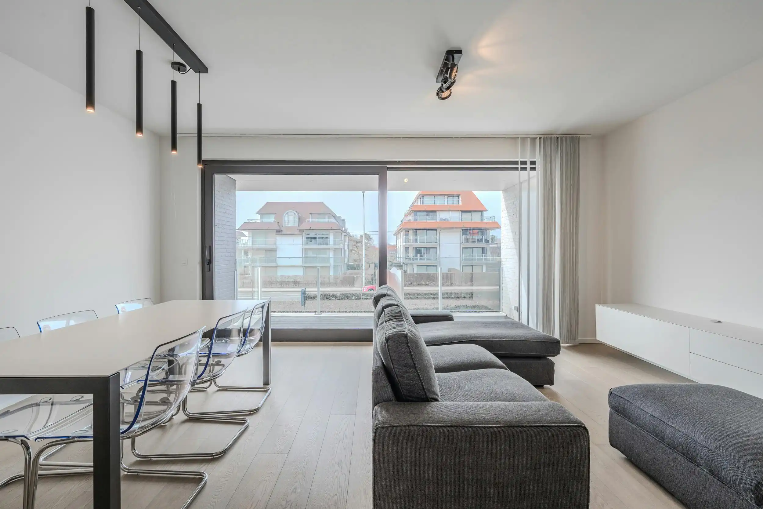 Recent appartement met twee slaapkamers en ruime terrassen foto 16