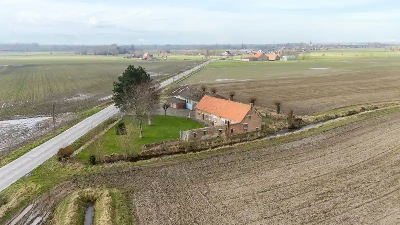 Hoeve met bijgebouwen foto 4