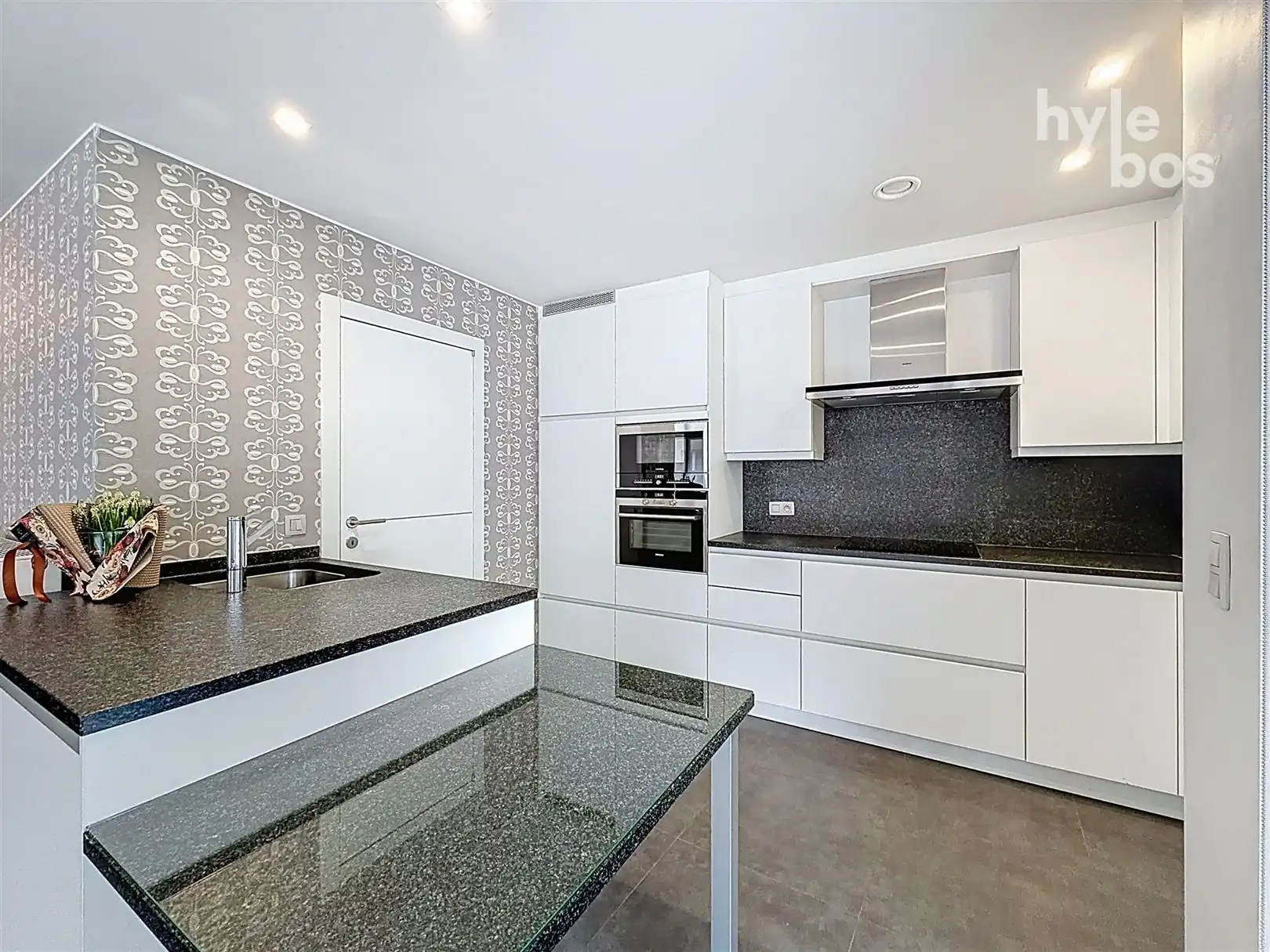 Instapklaar centraal gelegen appartement met garage foto 9