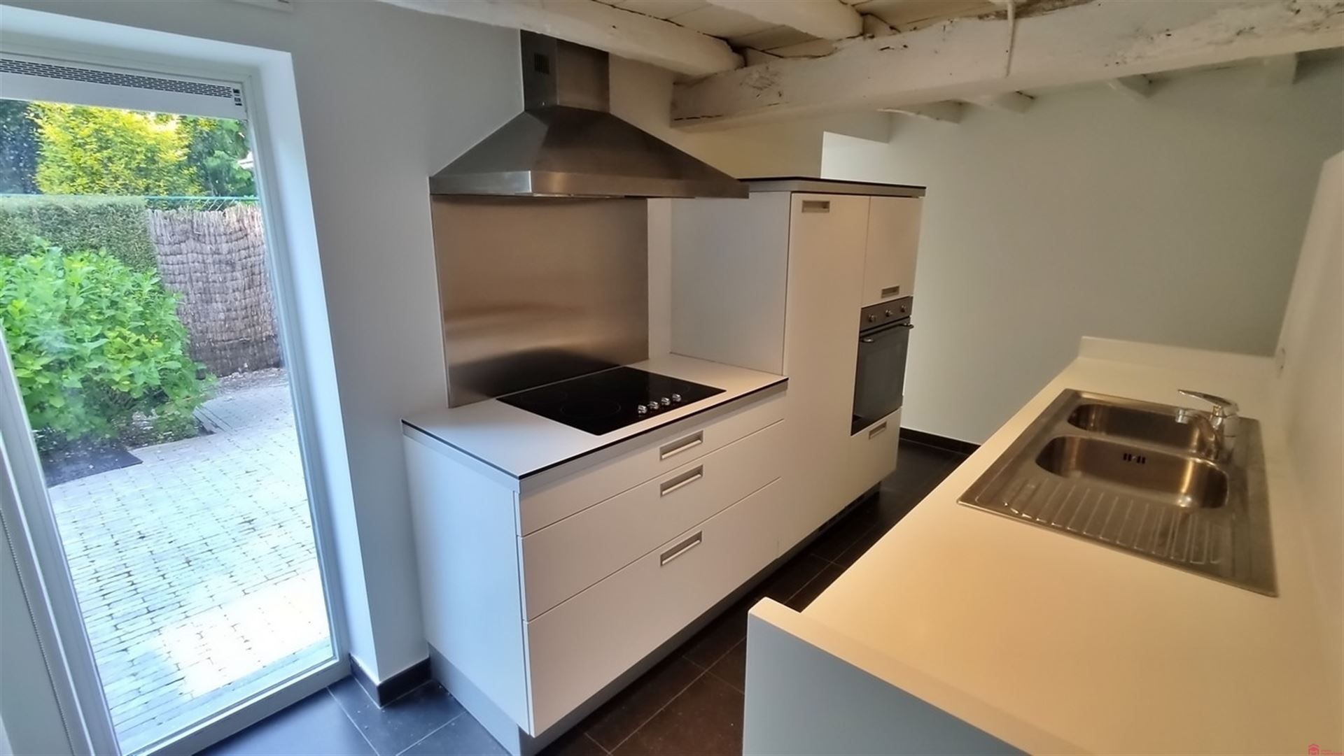 Charmante halfopen woning te Heule foto 9