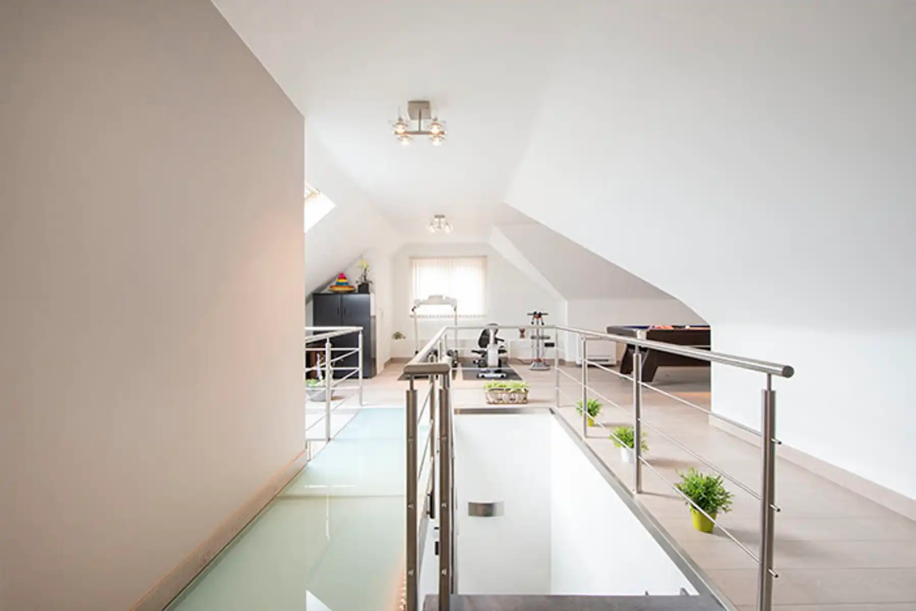 Prachtige ruime woning met 3 slaapkamers, airco en zonnepanelen en loods foto 18