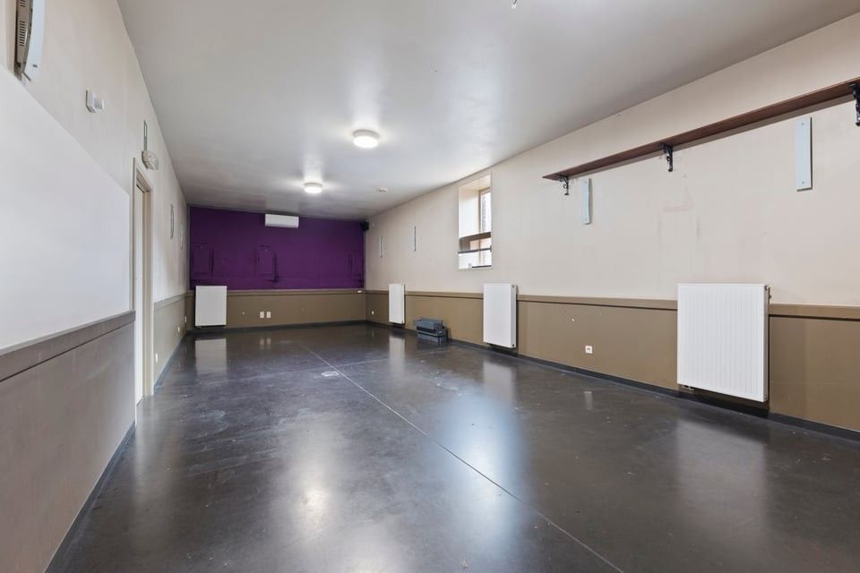 HANDELSHUIS MET PARKING OP EEN TOPLOCATIE IN LINTER foto 16