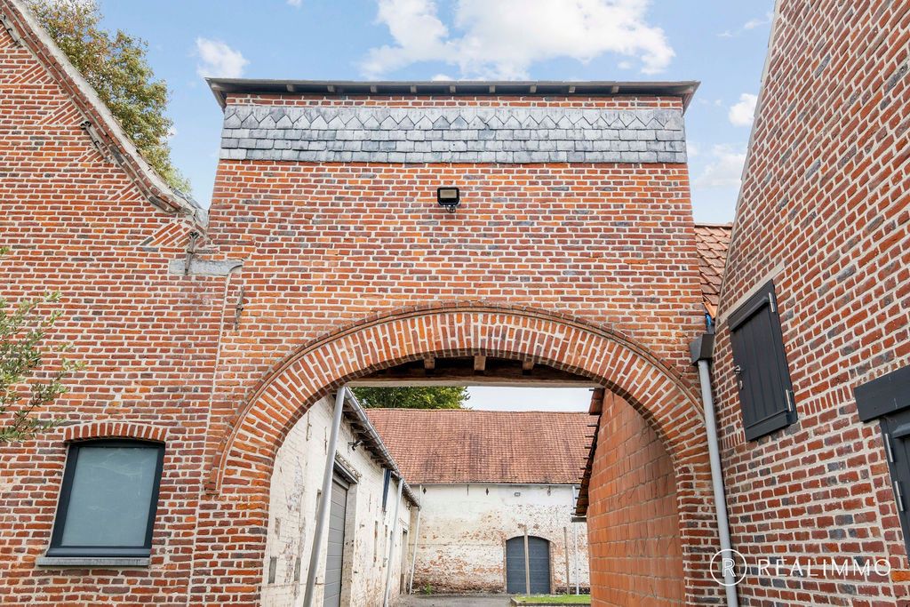 Authentieke vierkantshoeve op mooie ligging met tal van mogelijkheden foto 3
