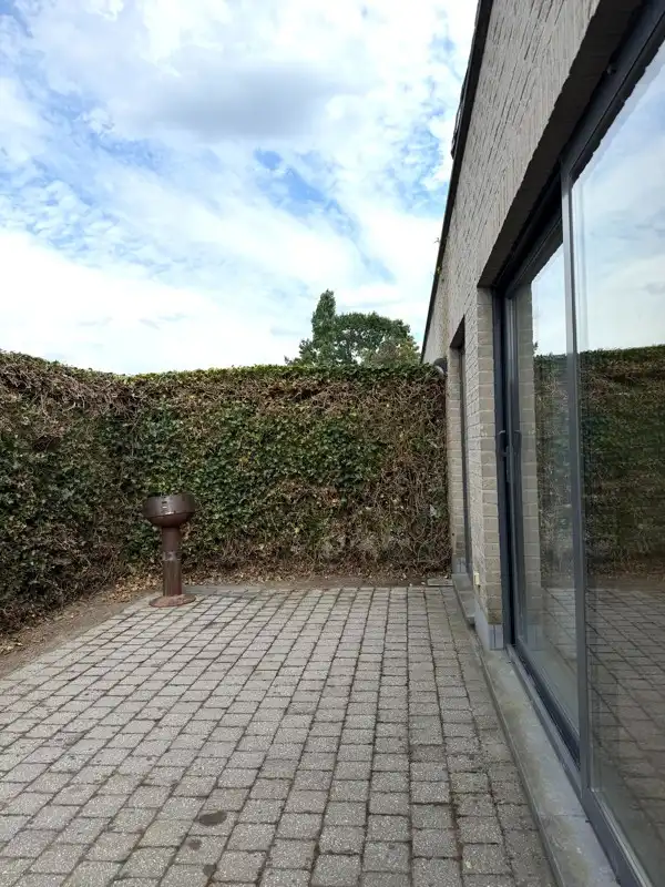 Ruim gelijkvloersappartement met 2 slaapkamers, omheind terras en garage met automatische poort. foto 14