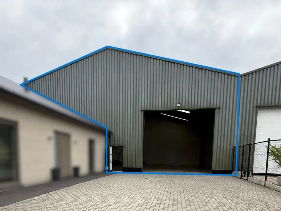 Loods van 360m² op toplocatie in Lanaken, te huur! foto {{pictureIndex}}