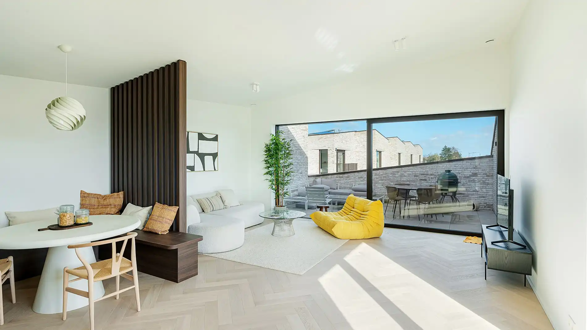 Exclusief verblijf met lift, terrassen en uitzonderlijke volumes in een groene-autovrije verkaveling te Knokke. foto 2