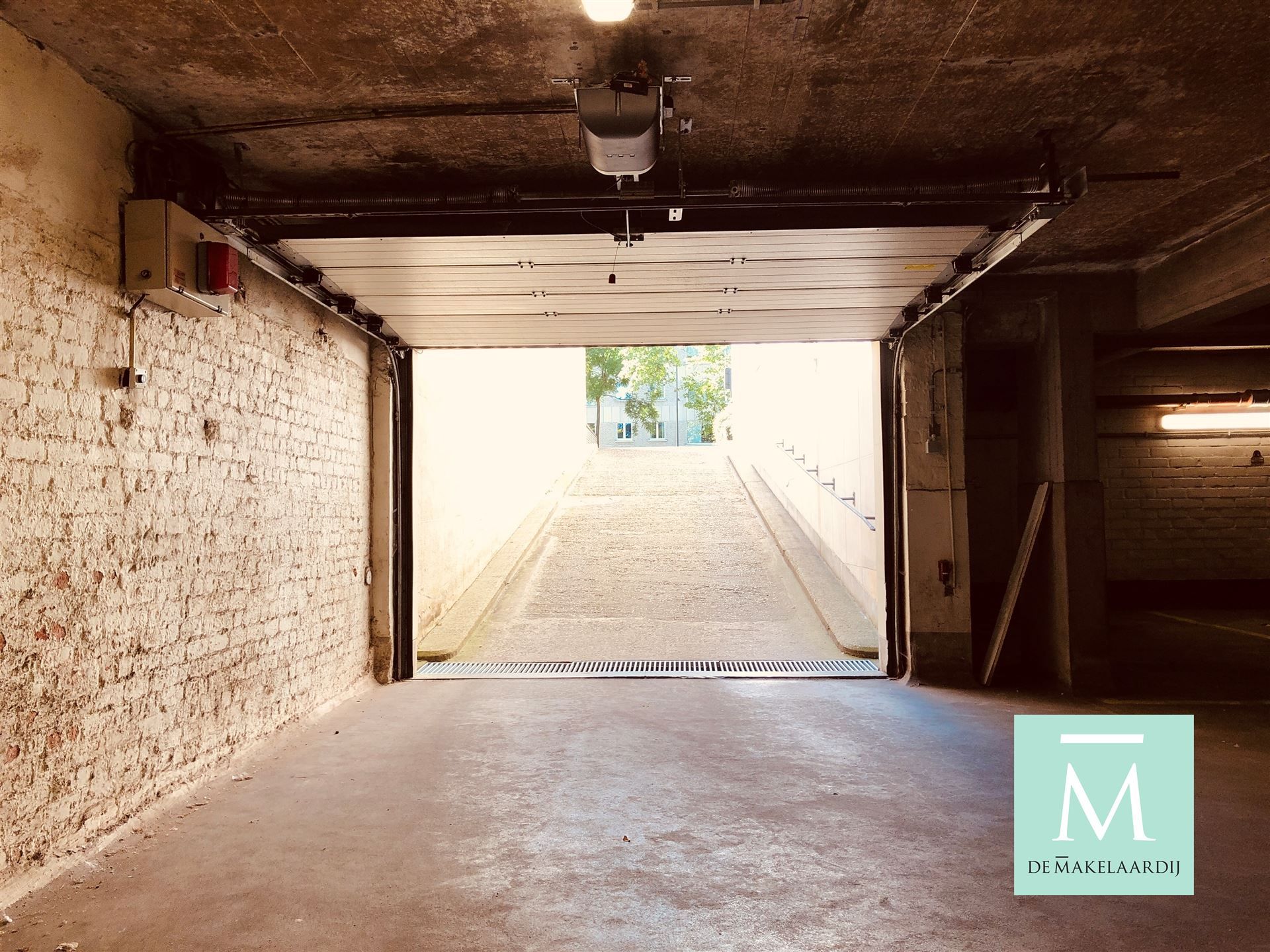 Centraal gelegen garagebox evenals twee ondergrondse autostaanplaatsen te koop:  foto 9