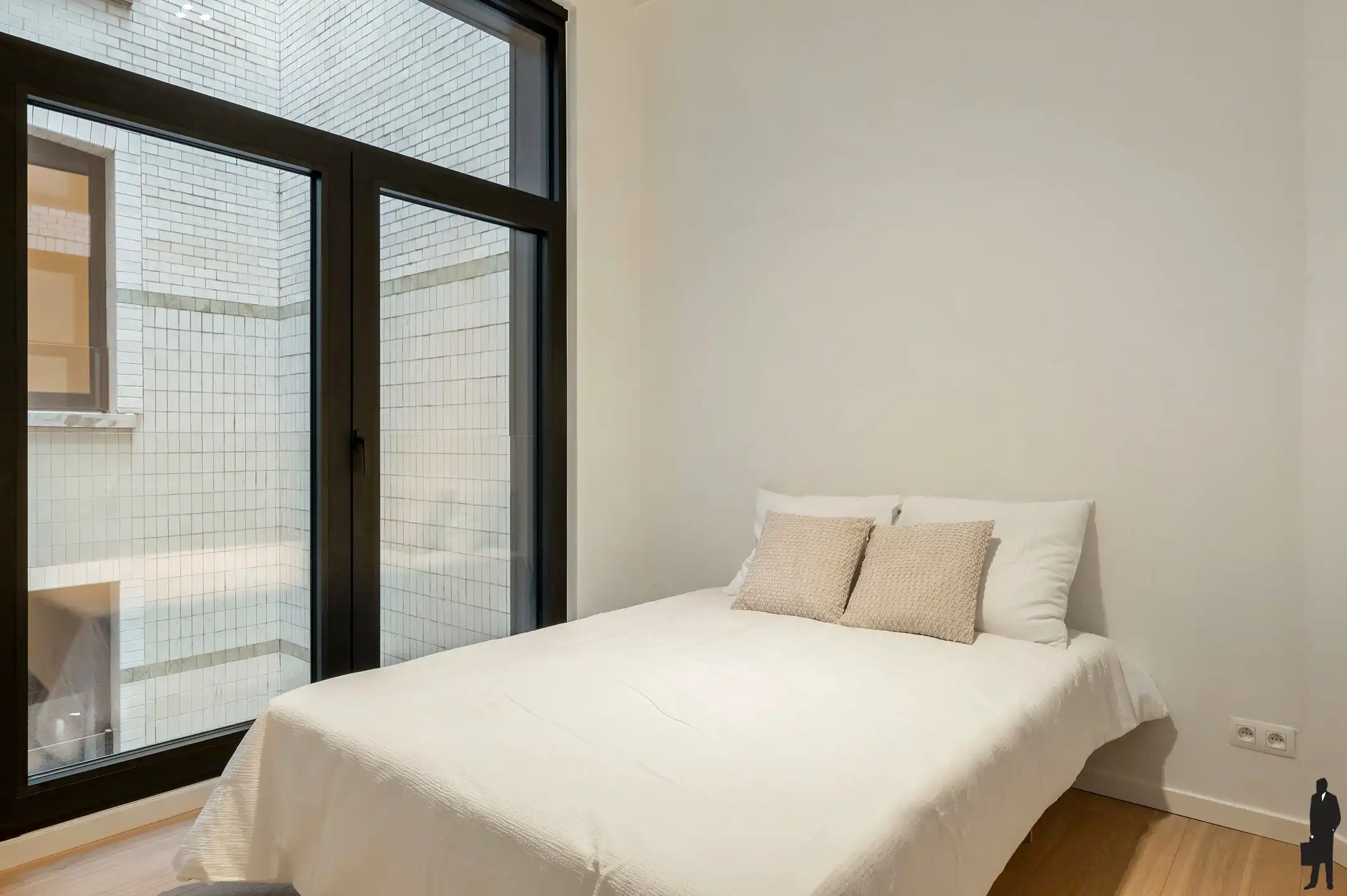 Gerenoveerd tweeslaapkamer appartement met balkons foto 9