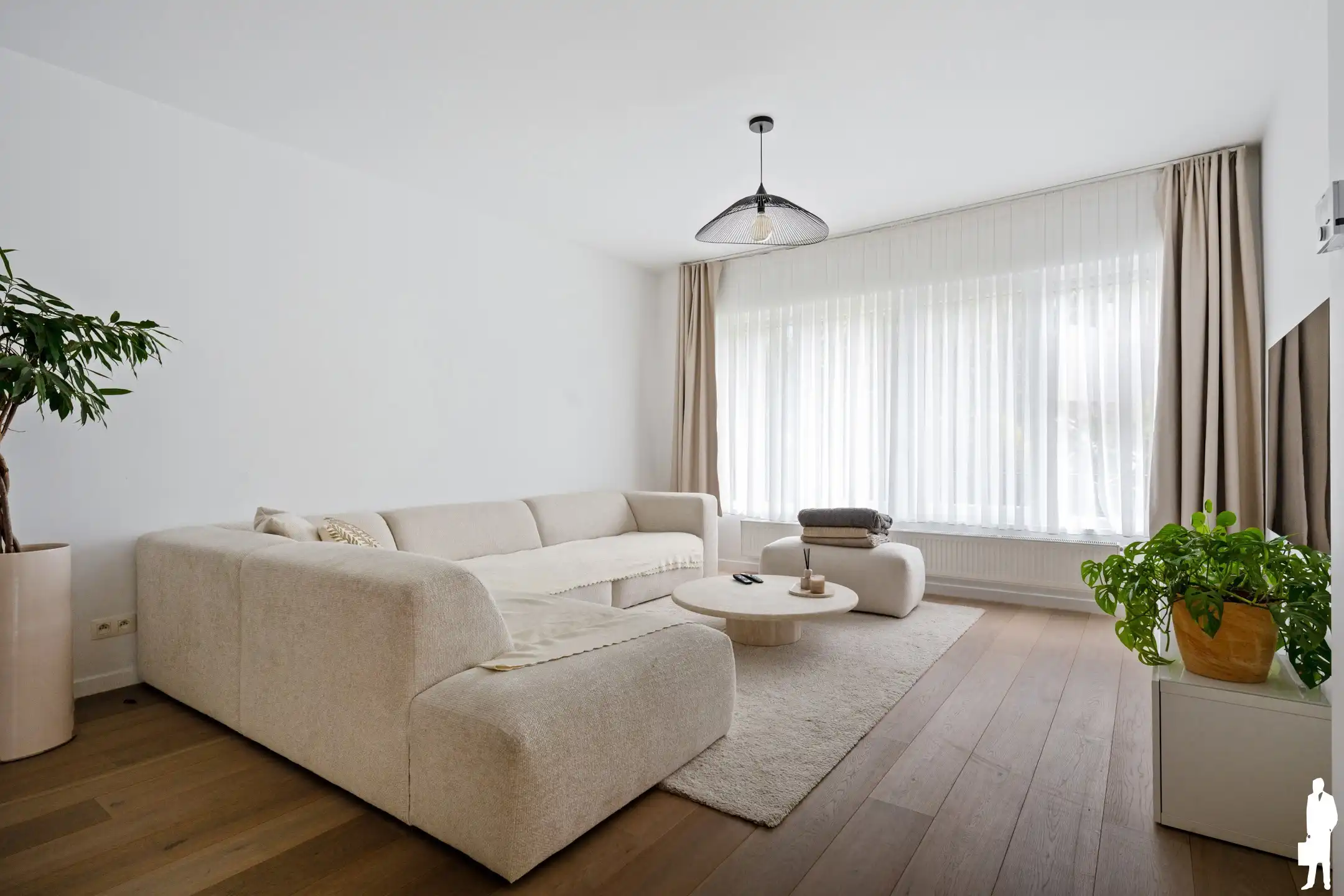 Lichtrijk gerenoveerd gelijkvloers appartement met garage  foto 2