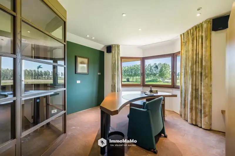 UNIEKE VILLA MET BINNENZWEMBAD EN PAARDENSTALLEN OP EEN TOPLOCATIE TE KOOP IN MENDONK (GENT) foto 35