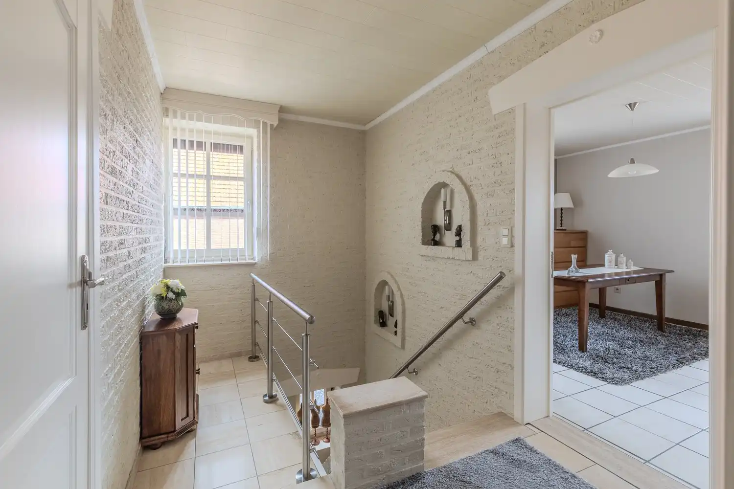 Instapklare woning met drie slaapkamers, ruime tuin en twee garageboxen in hartje Rekem! foto 29