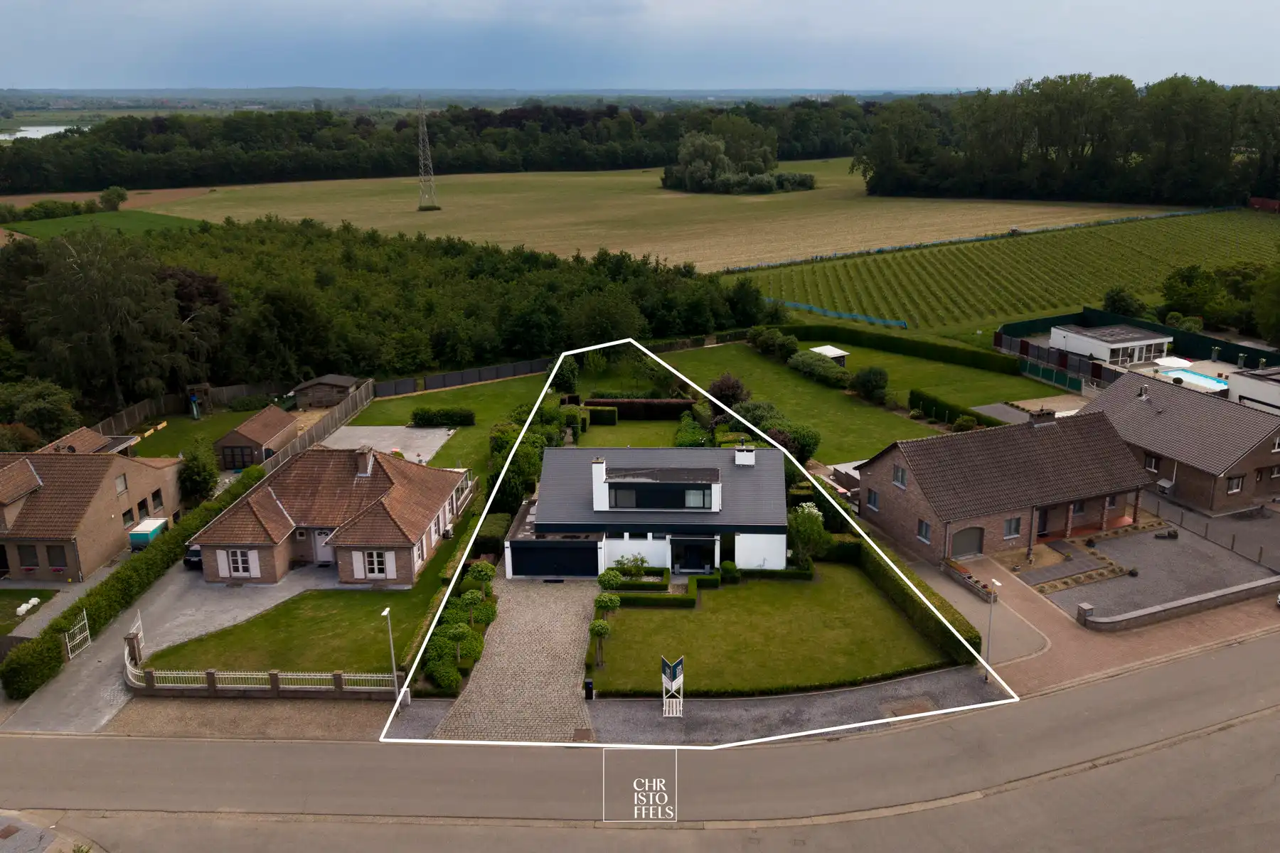 Stijlvol gerenoveerde vrijstaande woning met 3 slaapkamers en 2 badkamers op een perceel van 12a90ca!  foto 29