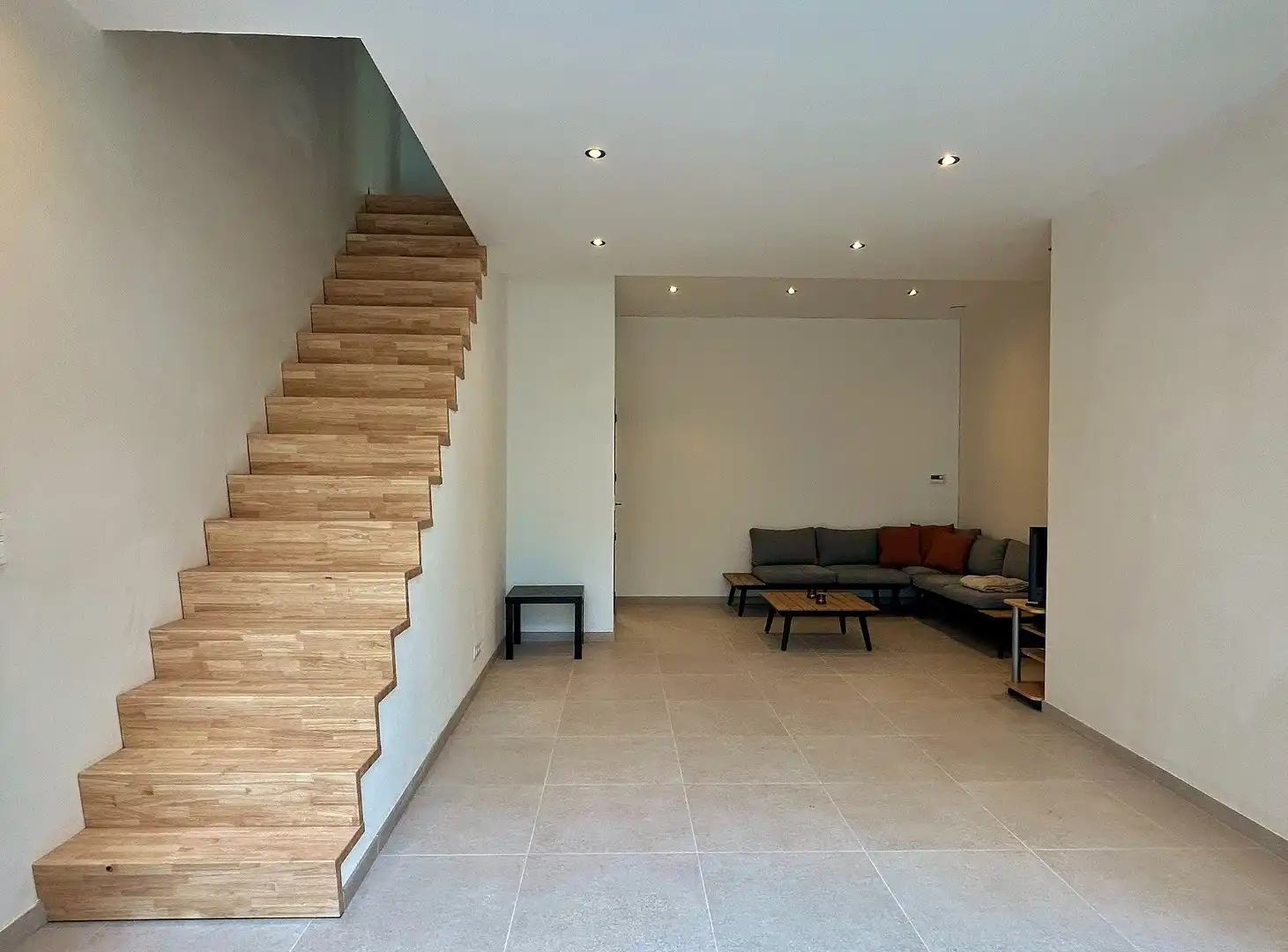 Volledig gerenoveerde rijwoning met 3 slaapkamers en gezellig tuintje. foto 4