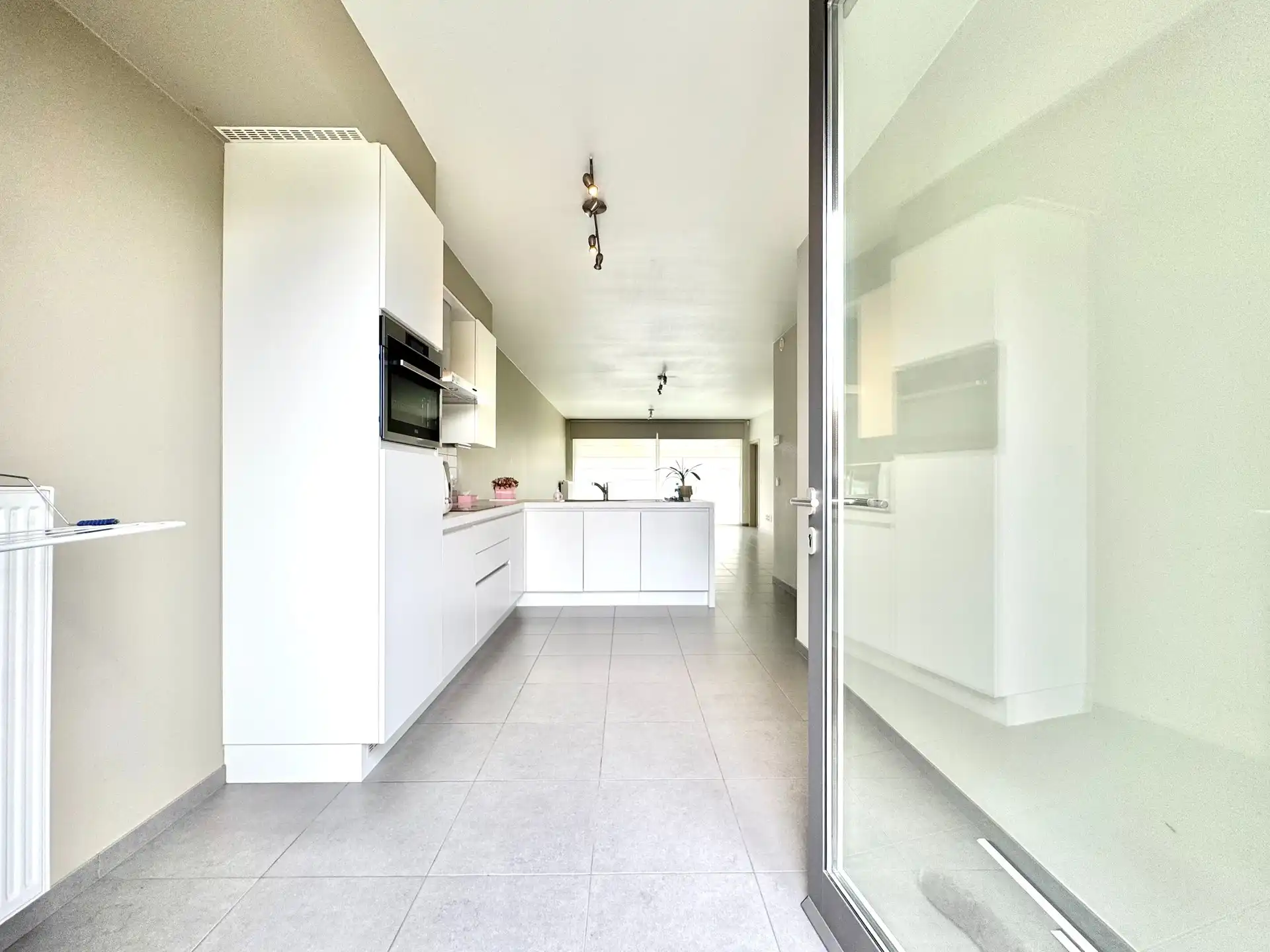 GELIJKVLOERS APPARTEMENT | VOOR- EN ACHTERTUIN | 2 KAMERS | GARAGE | 140 M² foto 19