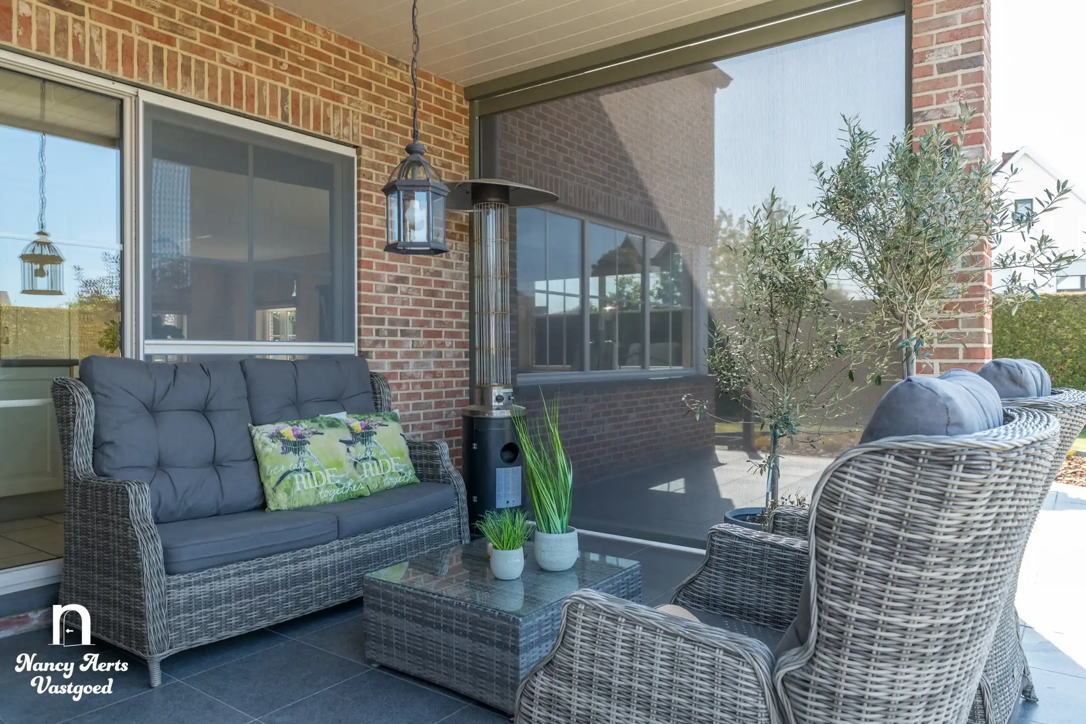 Instapklare woning met goed draaiende kapperszaak aan huis foto 9