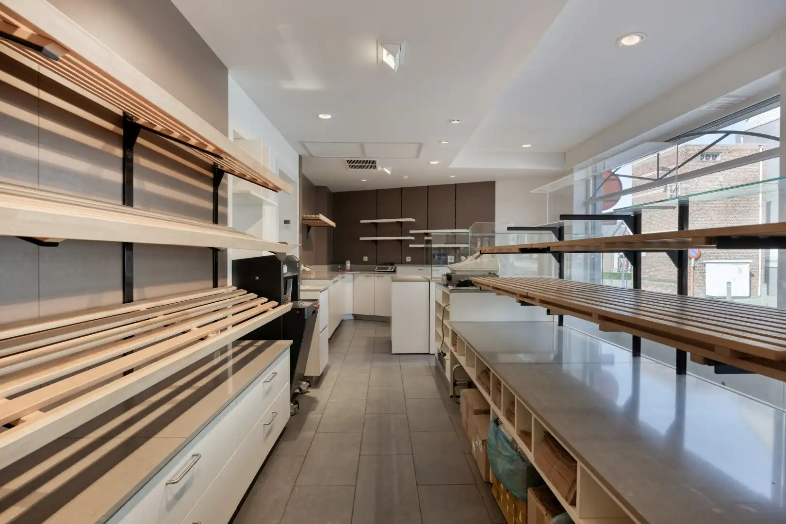 Goed gelegen handelspand met woonst! foto 3