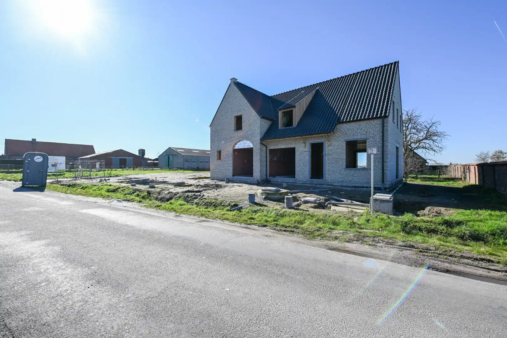 Bouwgrond voor een halfopen bebouwing met bouwvergunning – bouwen aan 6% BTW! foto {{pictureIndex}}