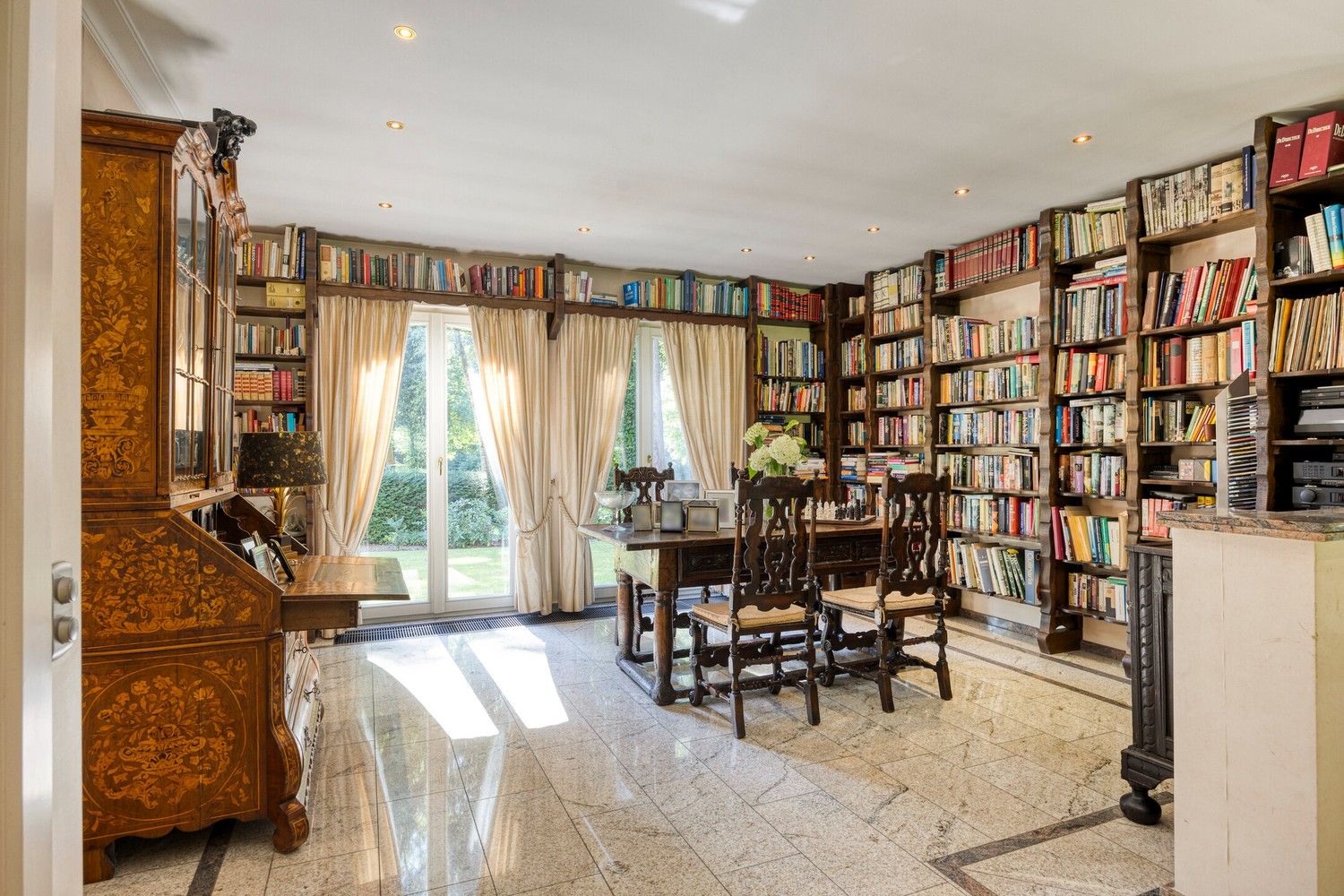 Exclusieve, royale villa in prestigieuze villawijk te Maasmechelen foto 14