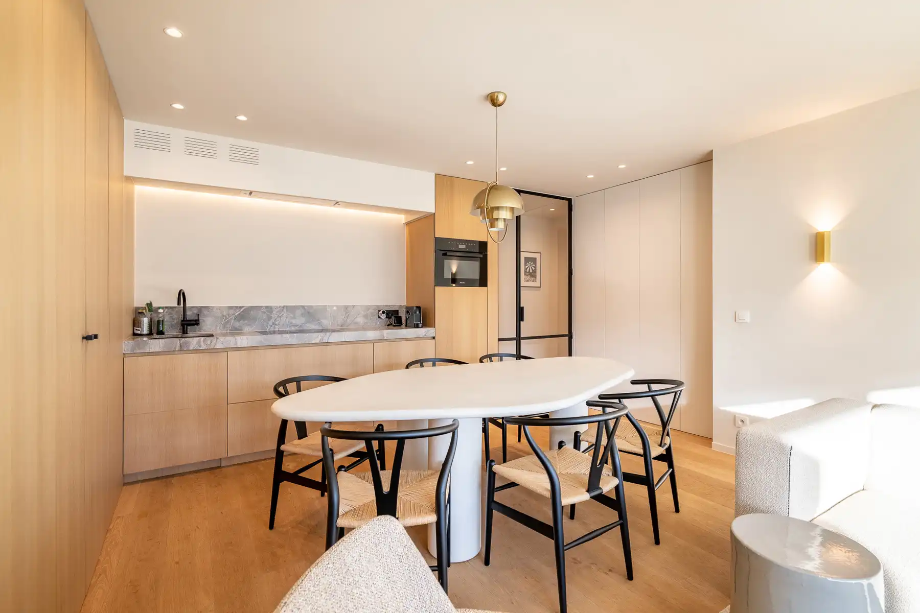 Stijlvol afgewerkt tweeslaapkamer appartement in het Zoute foto 8