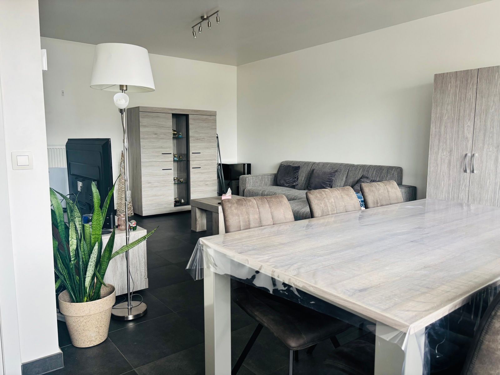 Verzorgd 1-slpk appartement met balkon en parking te huur. foto 3