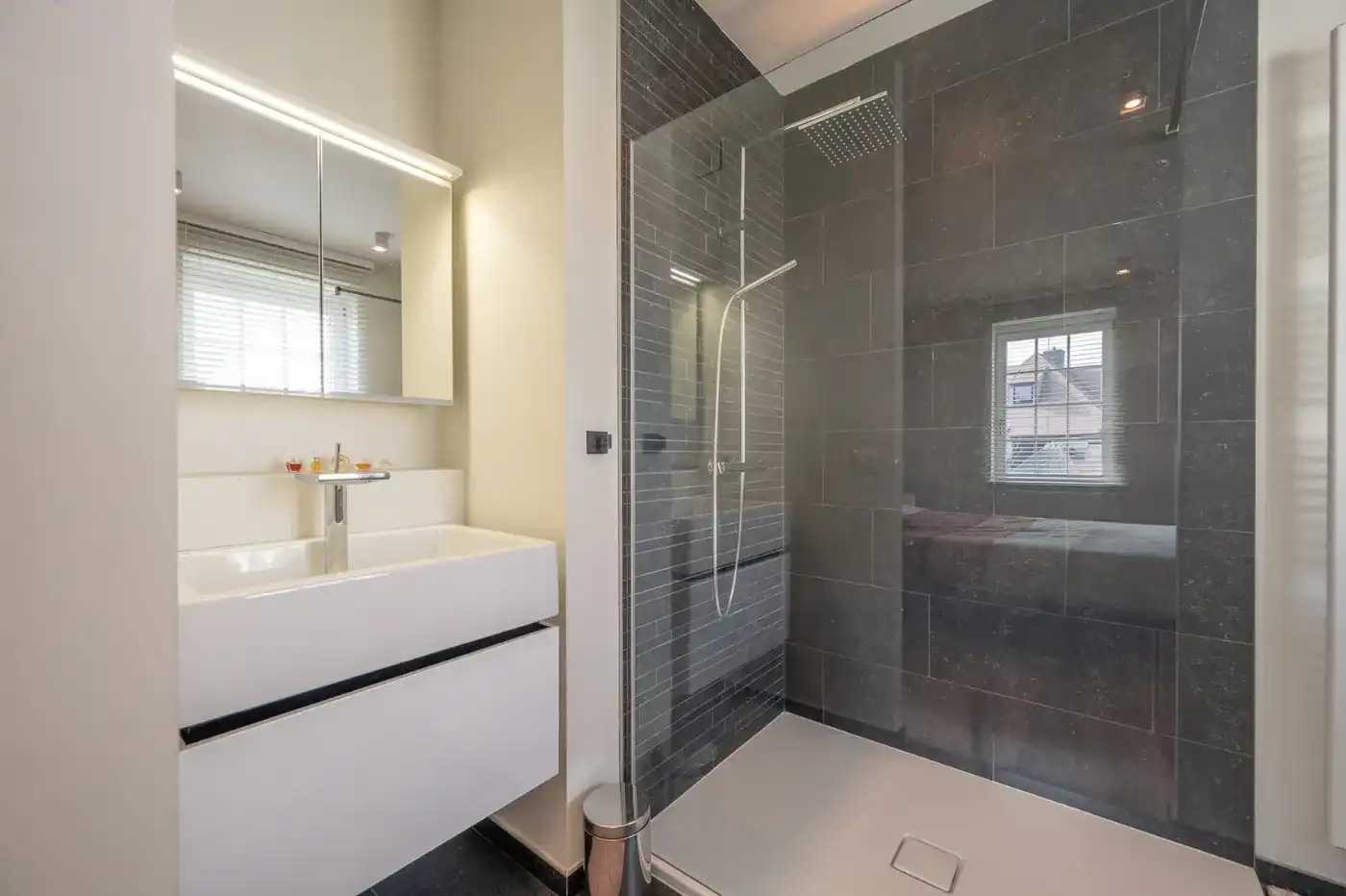Mooi ongemeubeld appartement in Duinenwater met zijdelings meerzicht foto 9