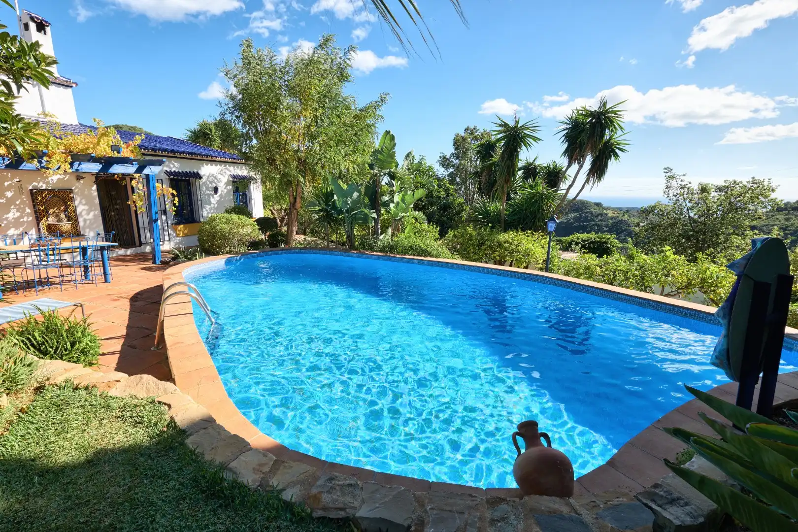 Finca dicht bij de Sierra Bermeja berg.  foto 34