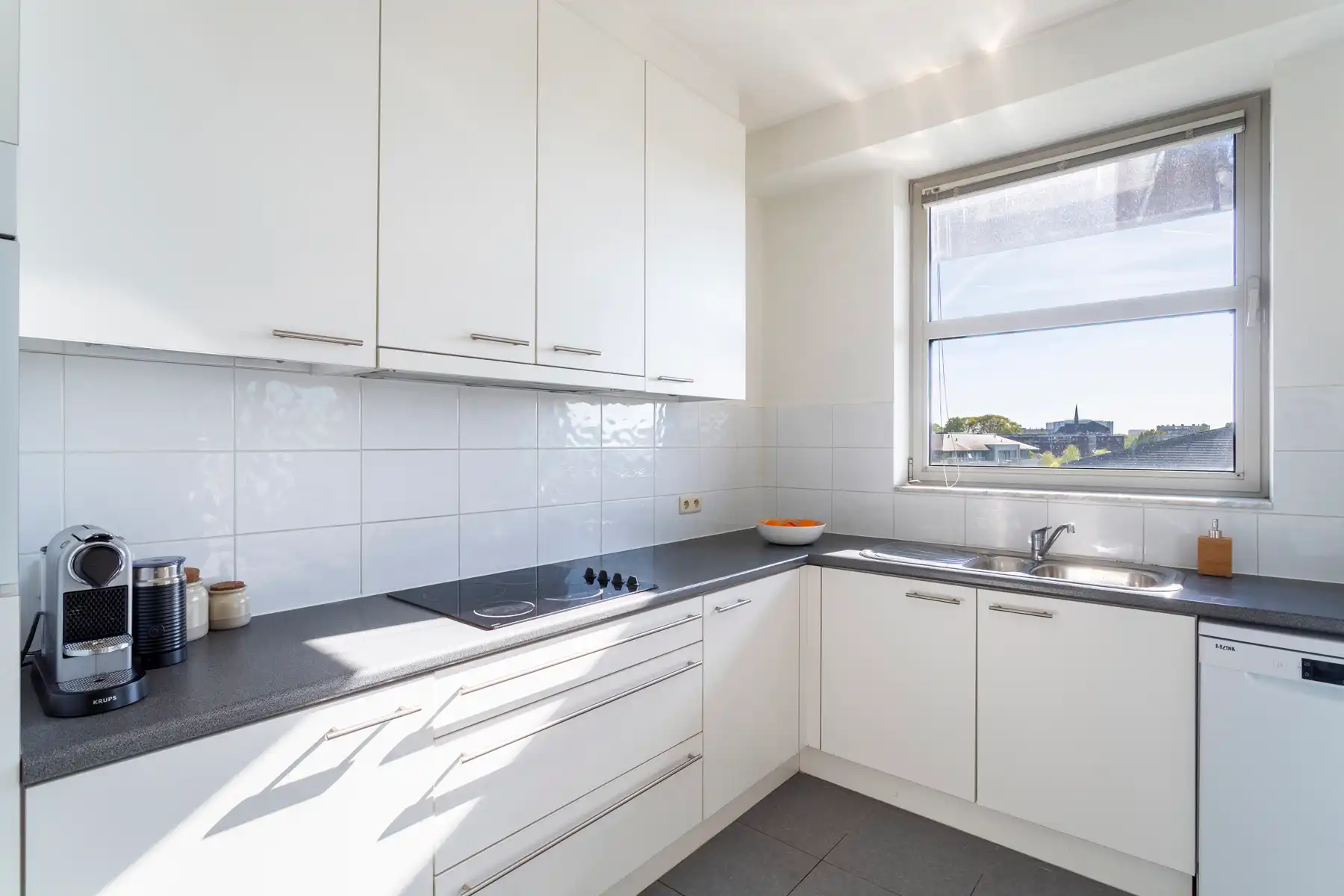 Instapklaar 2-slaapkamerappartement met terras te Berchem foto 5