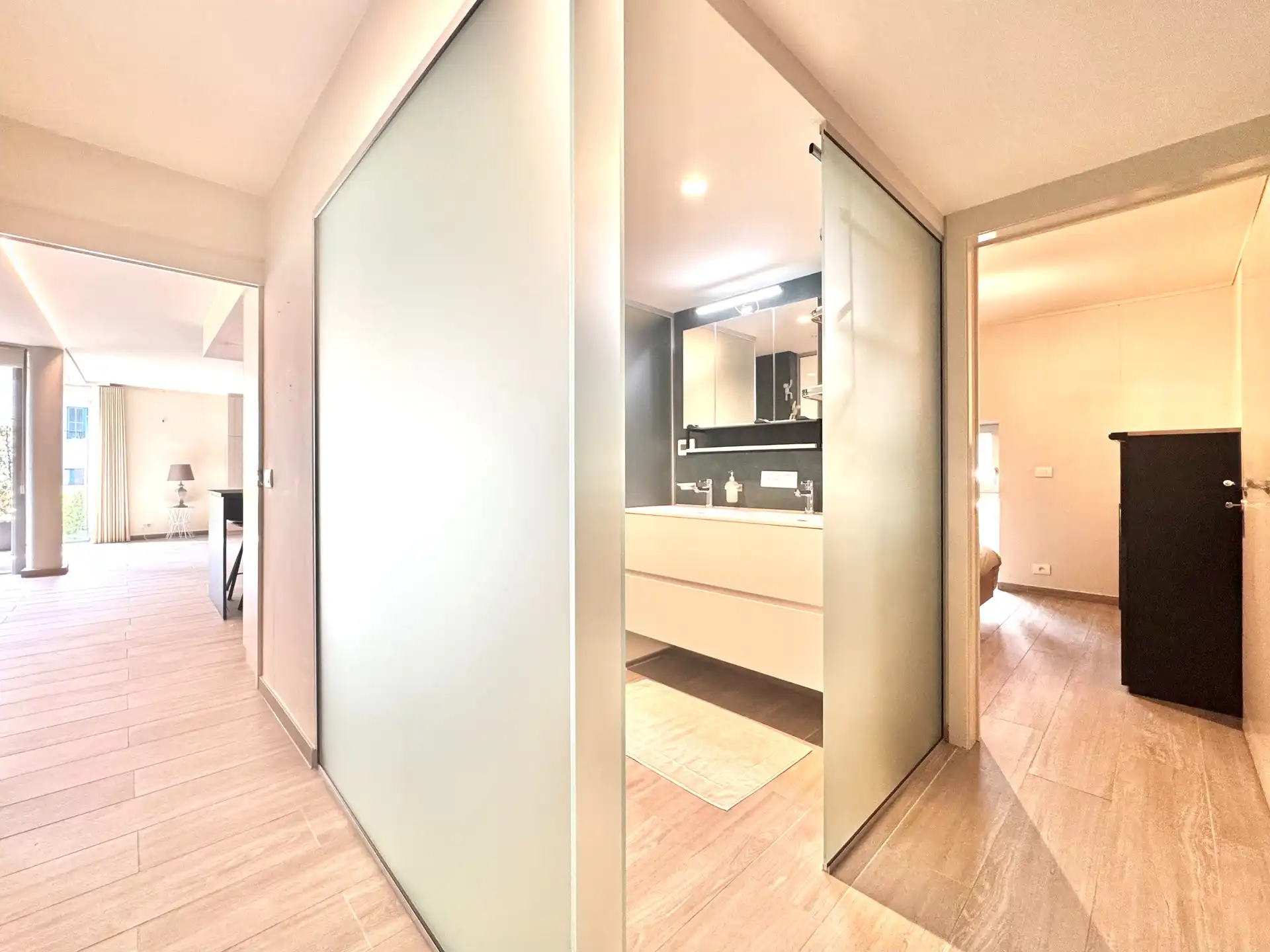RUIM APPARTEMENT | OVERDEKTE AUTOSTAANPLAATS |TUIN | TERRAS | 130 M² foto 15